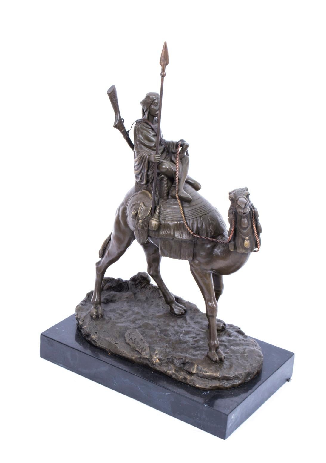 Es handelt sich um die Bronzeskulptur eines Beduinenkriegers mit Speer und Gewehr, der auf seinem Wüstenschiff reitet, aus dem späten 20. Jahrhundert.
Diese hochwertige, massive Bronze wurde im traditionellen Wachsausschmelzverfahren hergestellt,