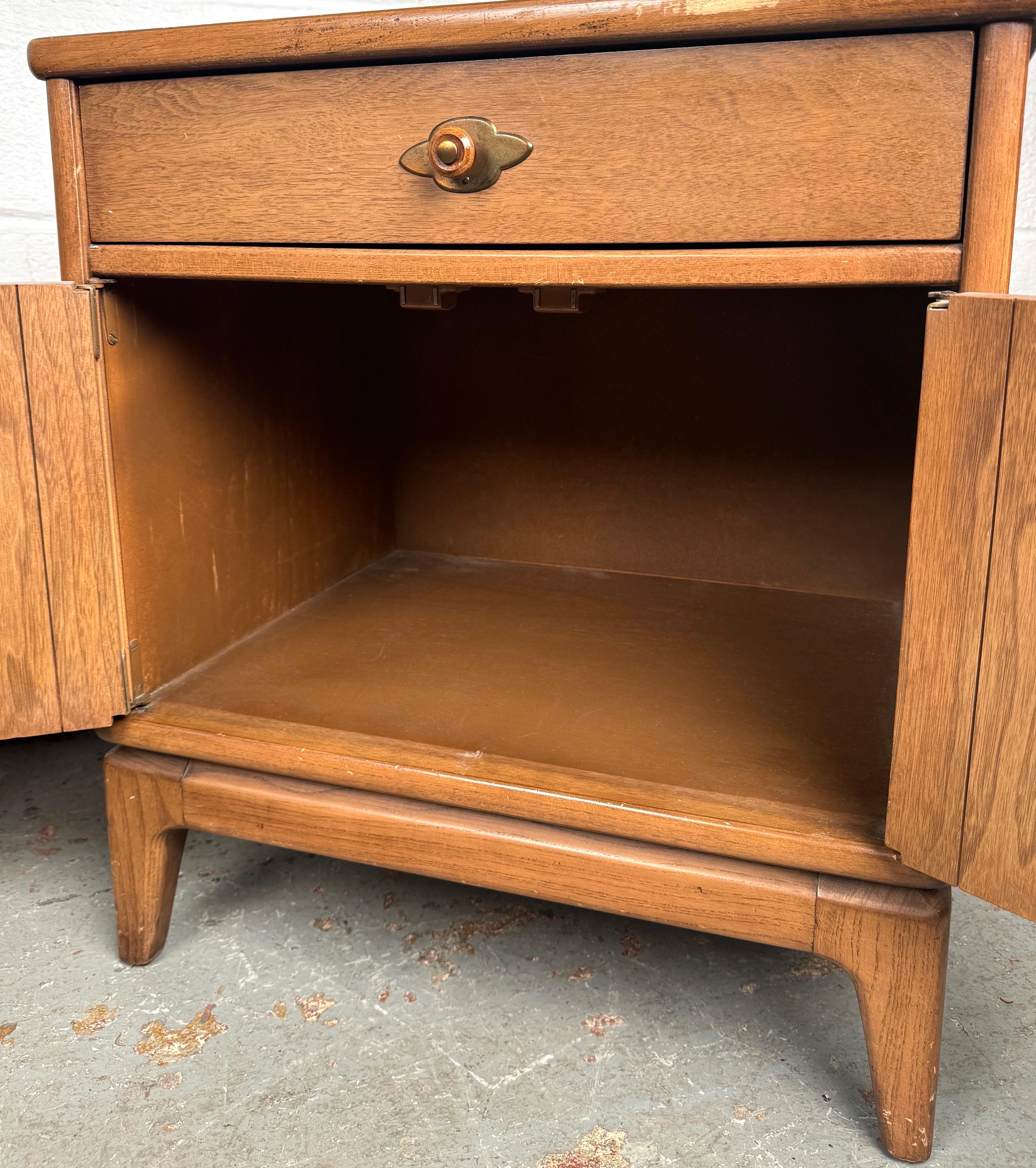 Vintage Bedroom Nightstands by Broyhill For Sale 3
