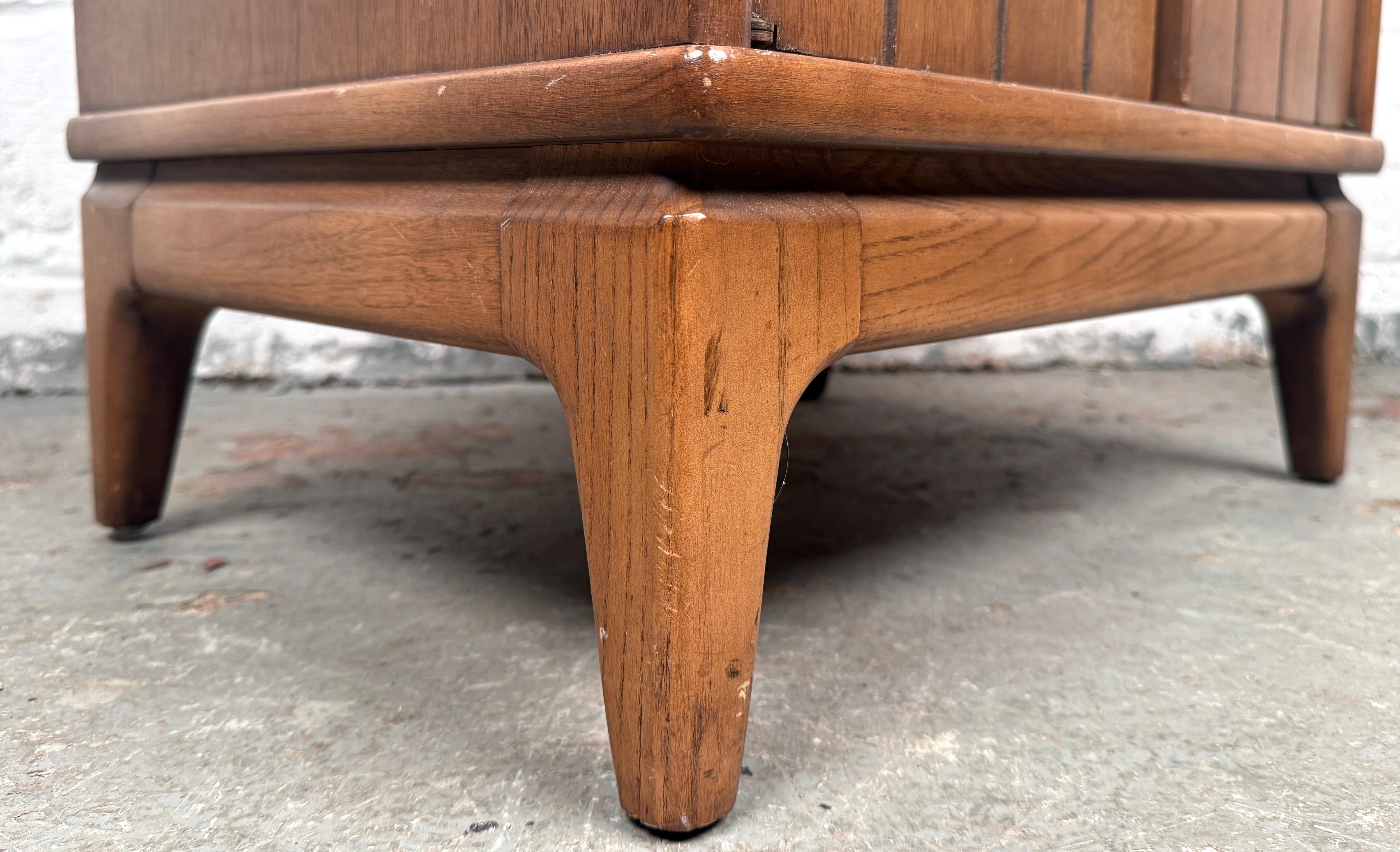 Vintage Bedroom Nightstands by Broyhill For Sale 9