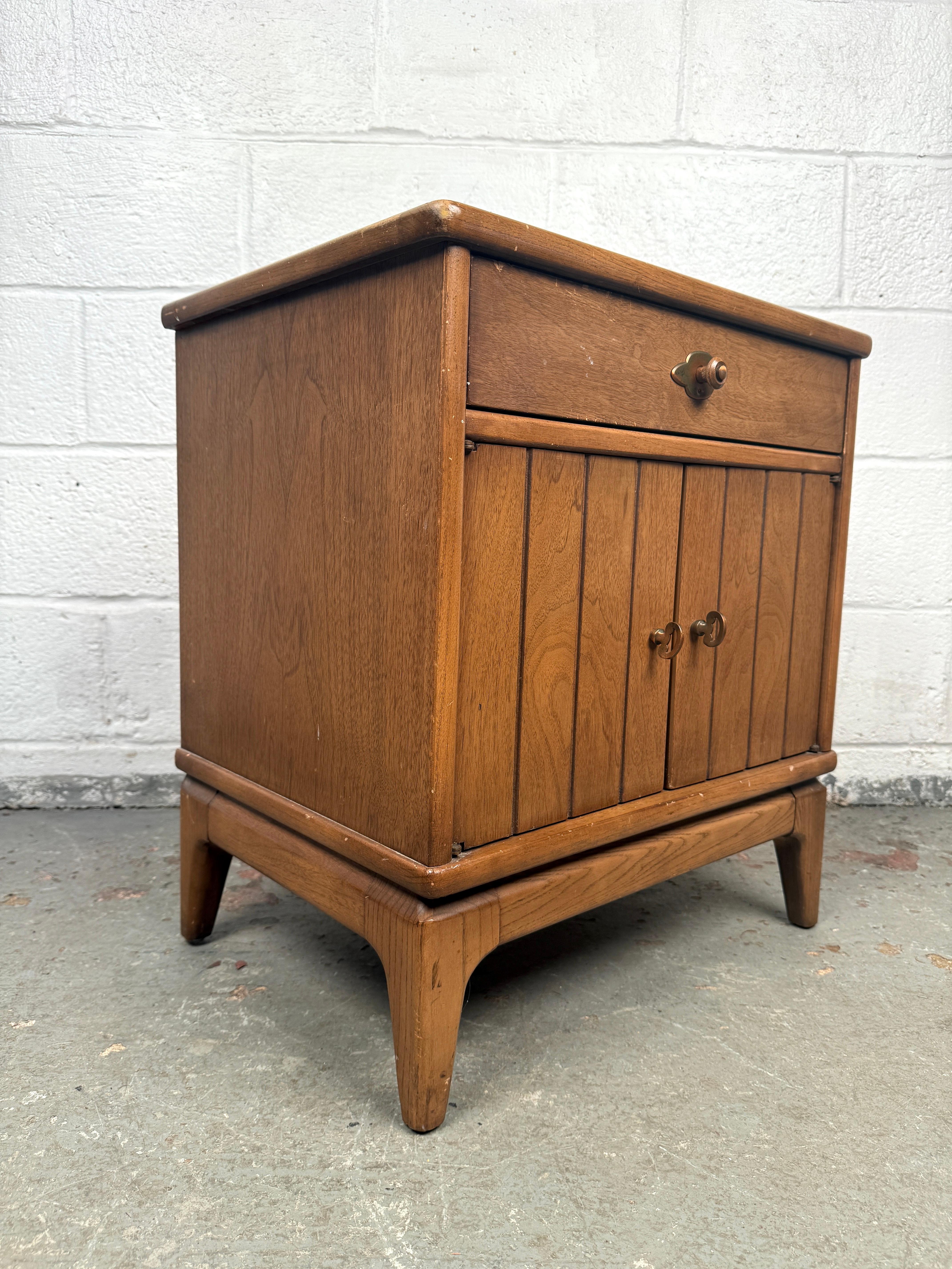 Vintage Bedroom Nightstands by Broyhill For Sale 10
