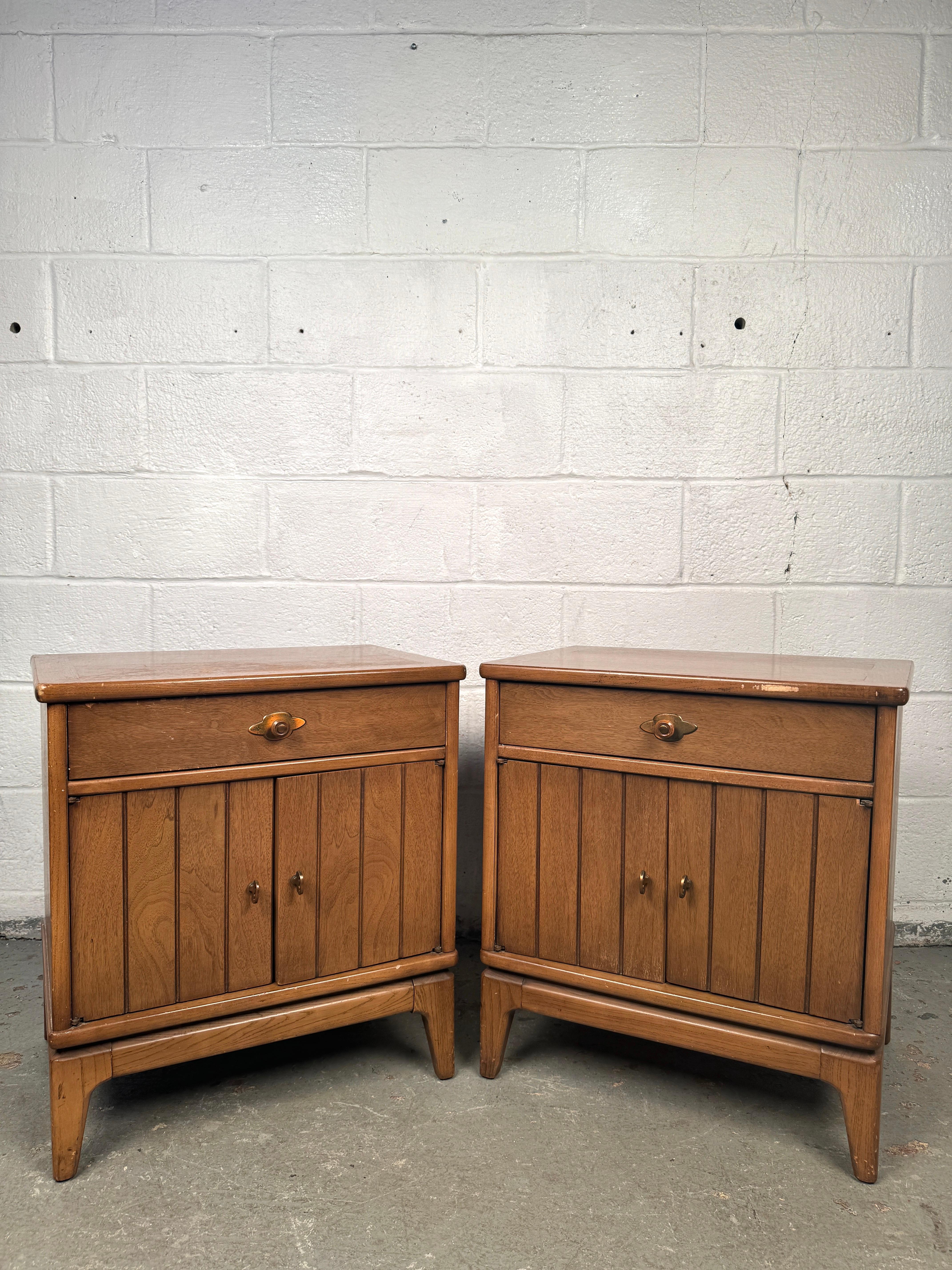 Ajoutez une touche de charme classique à votre chambre à coucher avec ces tables de nuit Broyhill Vintage, un mélange parfait de design traditionnel et de qualité durable. Fabriquées par Broyhill, un nom synonyme d'excellence du mobilier américain,