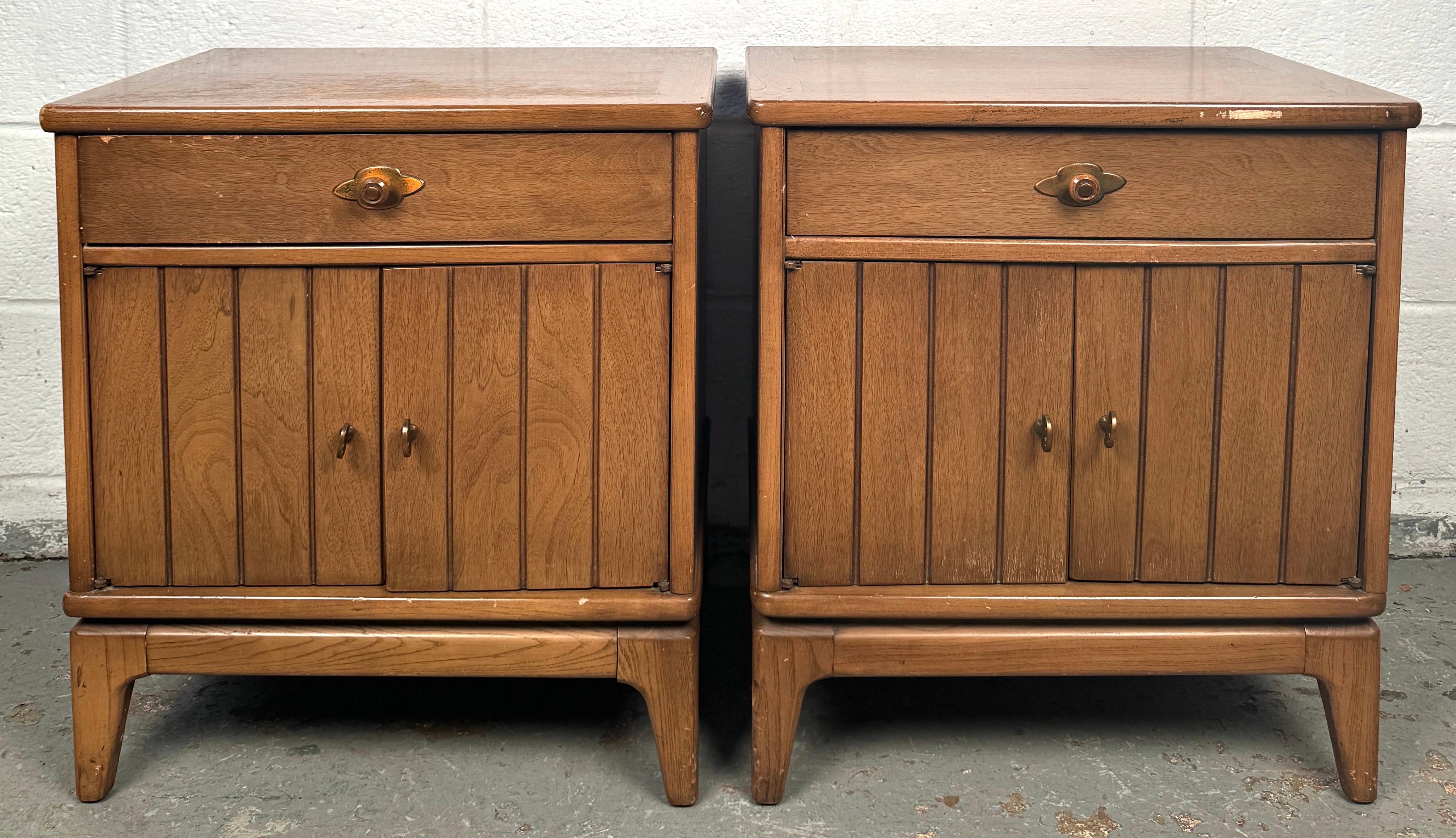 Mid-Century Modern Vintage Bedroom Nightstands by Broyhill For Sale