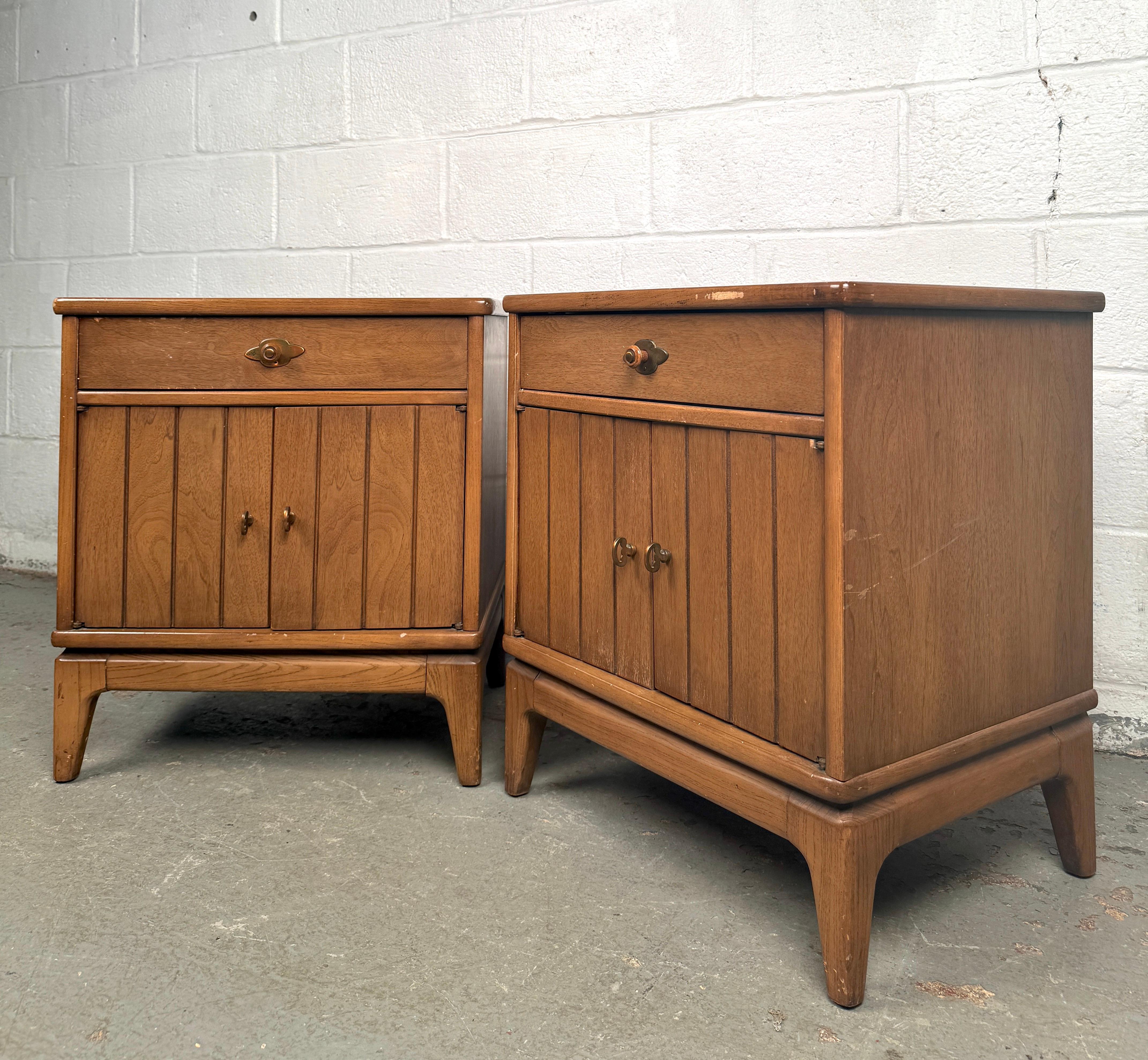 Mid-Century Modern Tables de nuit de chambre Vintage par Broyhill en vente