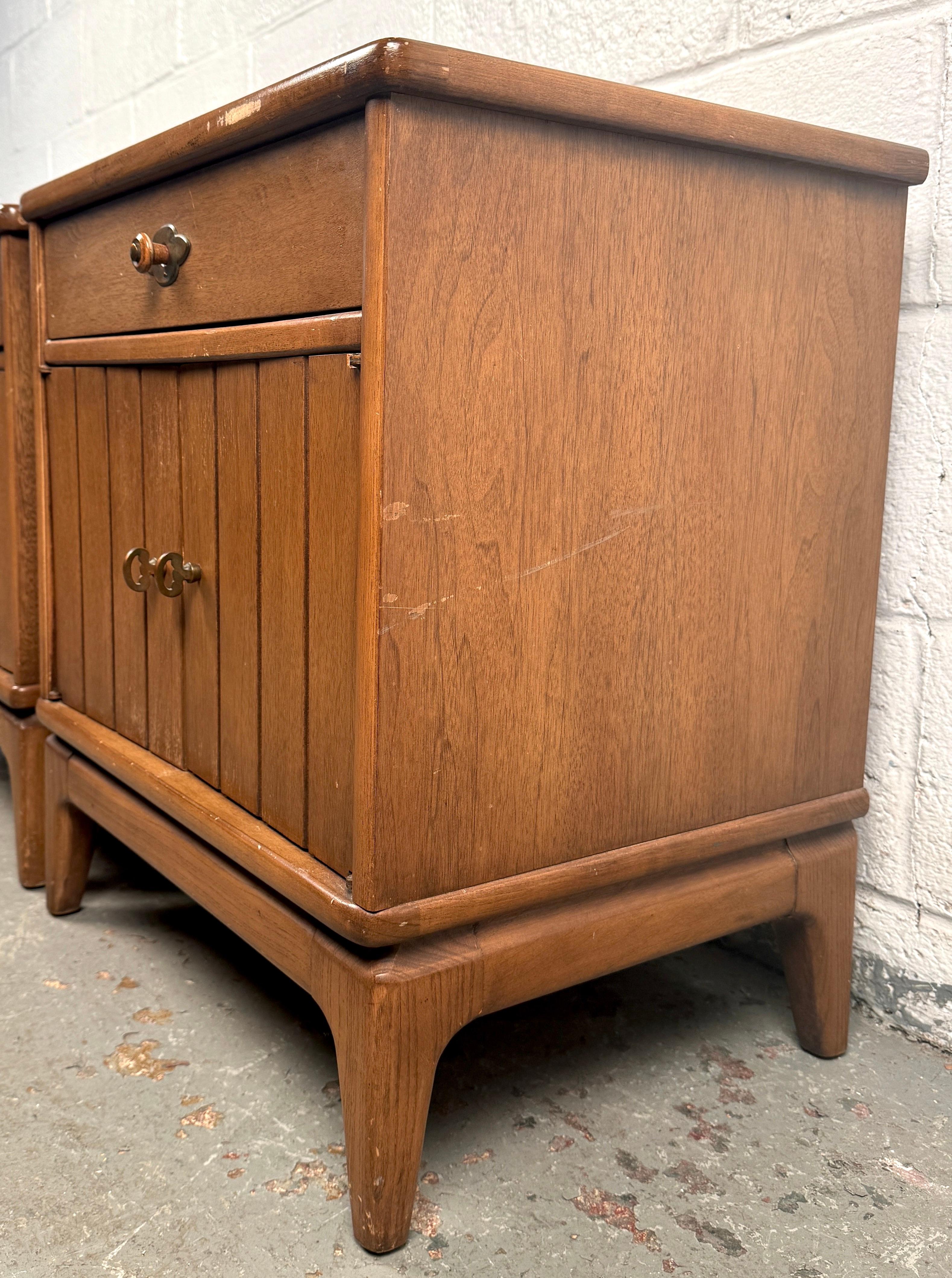 American Vintage Bedroom Nightstands by Broyhill For Sale