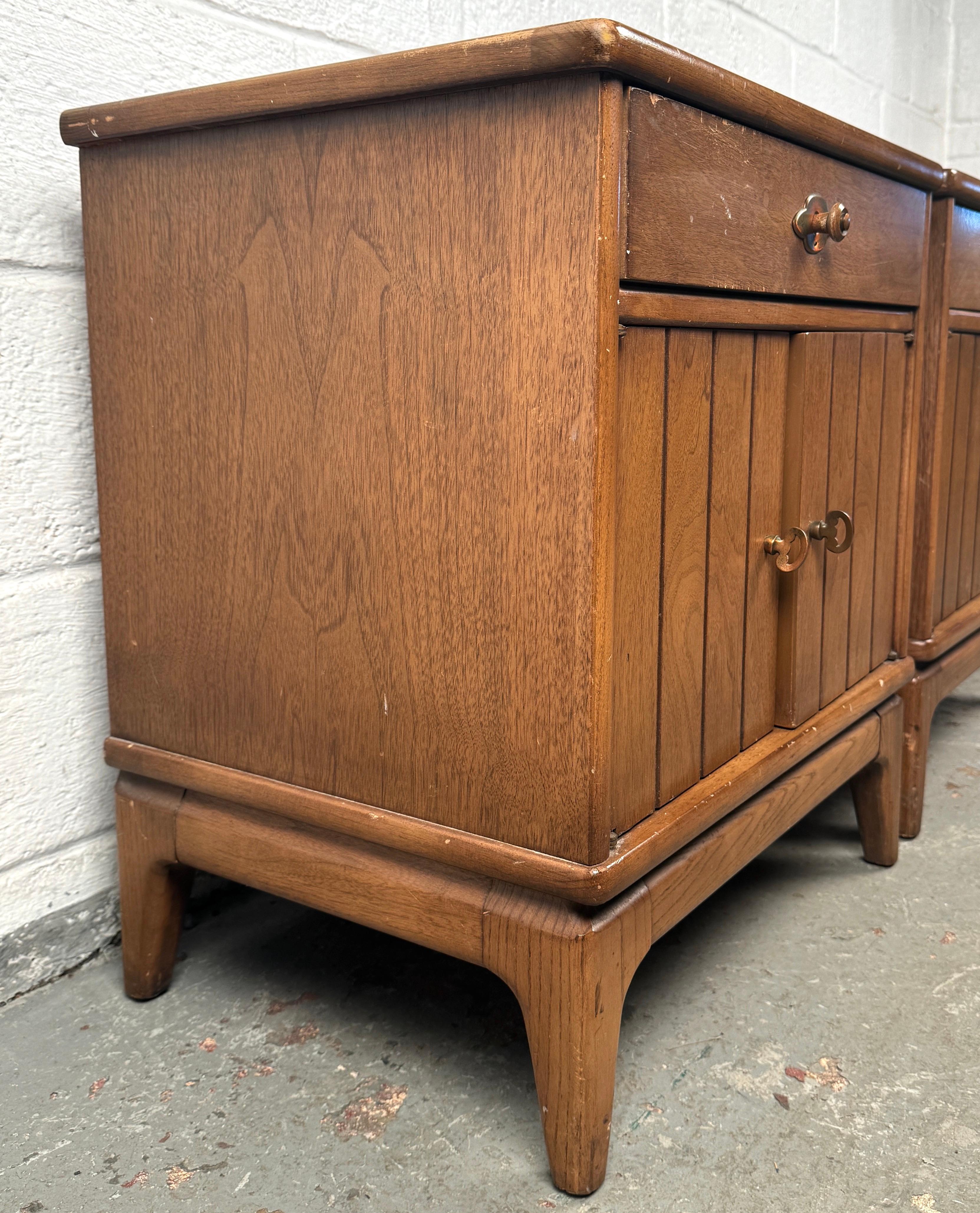Vintage Bedroom Nightstands by Broyhill In Good Condition For Sale In Brooklyn, NY