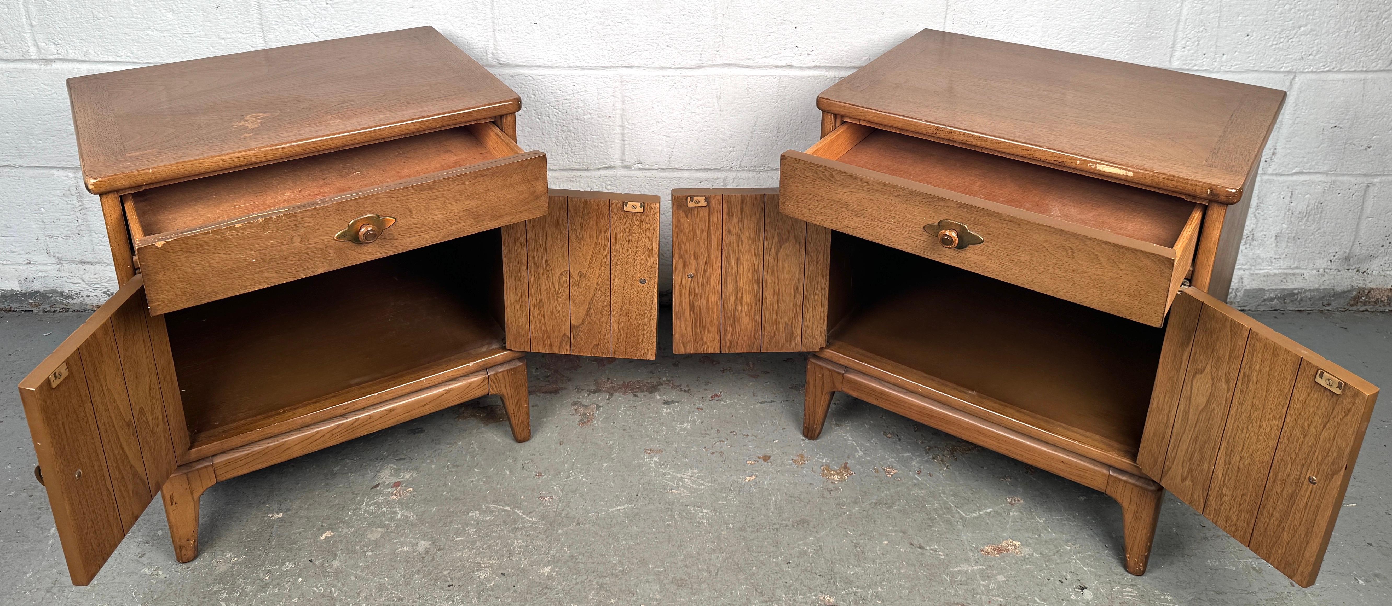 Vintage Bedroom Nightstands by Broyhill For Sale 1