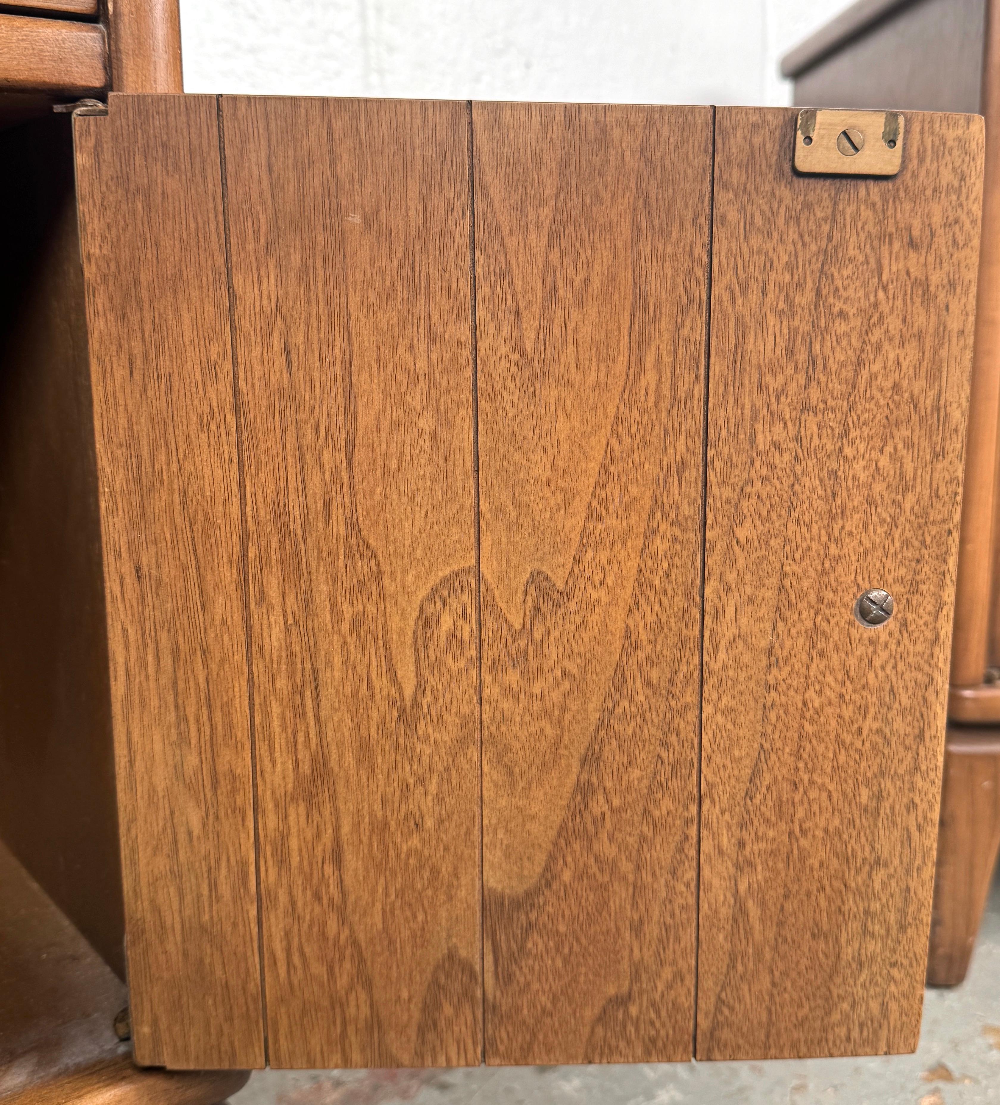 Vintage Bedroom Nightstands by Broyhill For Sale 2
