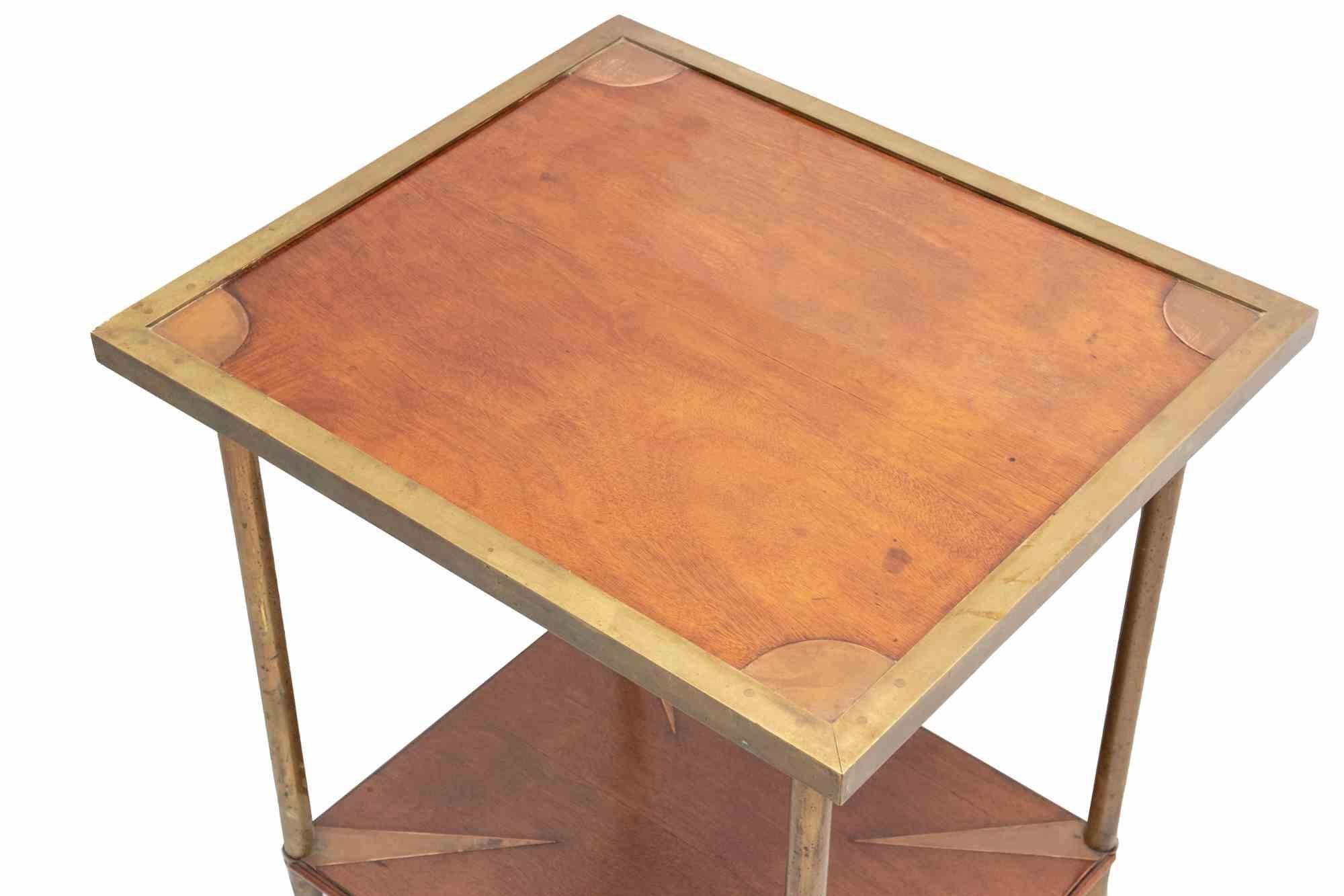 Der Nachttisch Vintage ist ein originelles Designobjekt eines italienischen Designers aus den 1930er Jahren.

Ein eleganter Nachttisch aus Holz und Messing, perfekt zur Dekoration Ihres Hauses