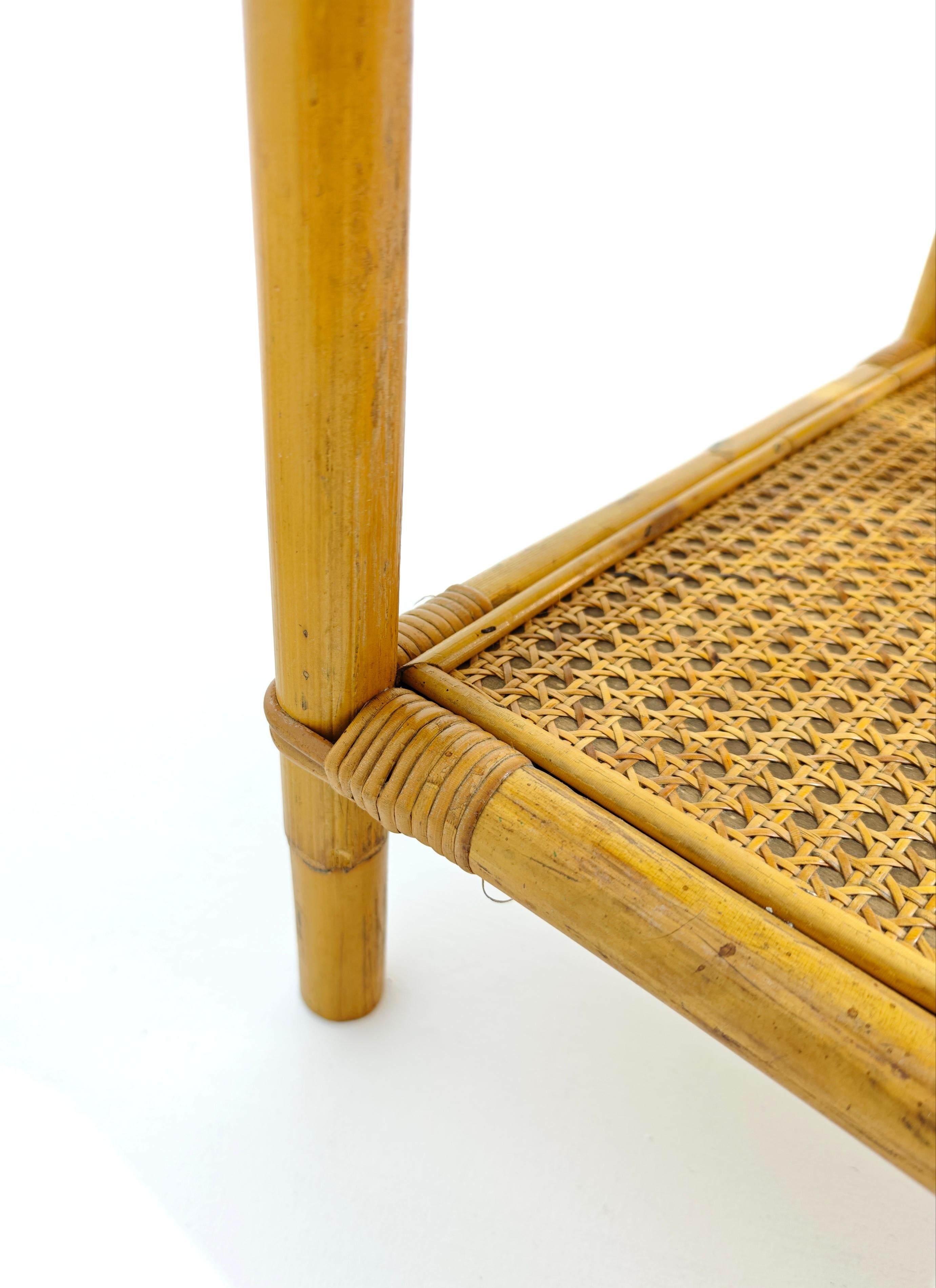 Tables de chevet vintage en bambou et osier avec tiroir et étagère Italie 1970 en vente 3
