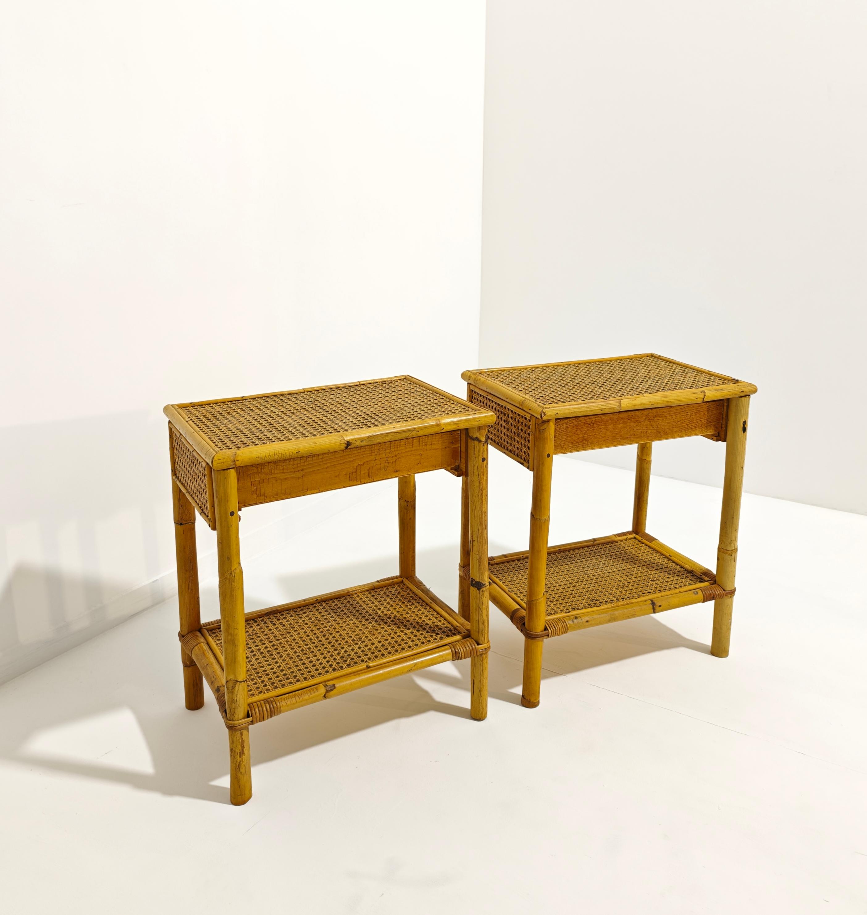 Tables de chevet vintage en bambou et osier avec tiroir et étagère Italie 1970 en vente 5