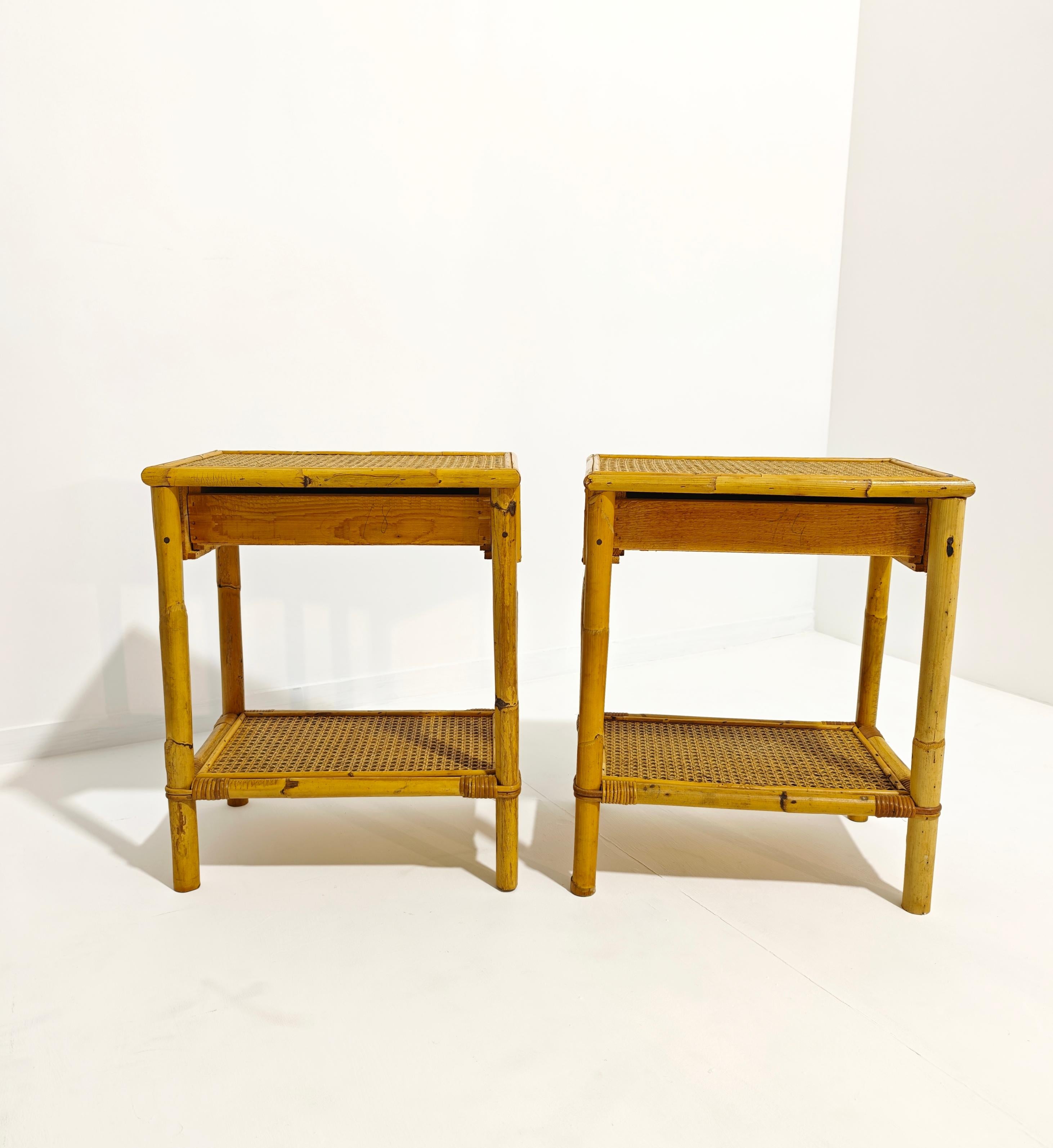 Tables de chevet vintage en bambou et osier avec tiroir et étagère Italie 1970 en vente 6