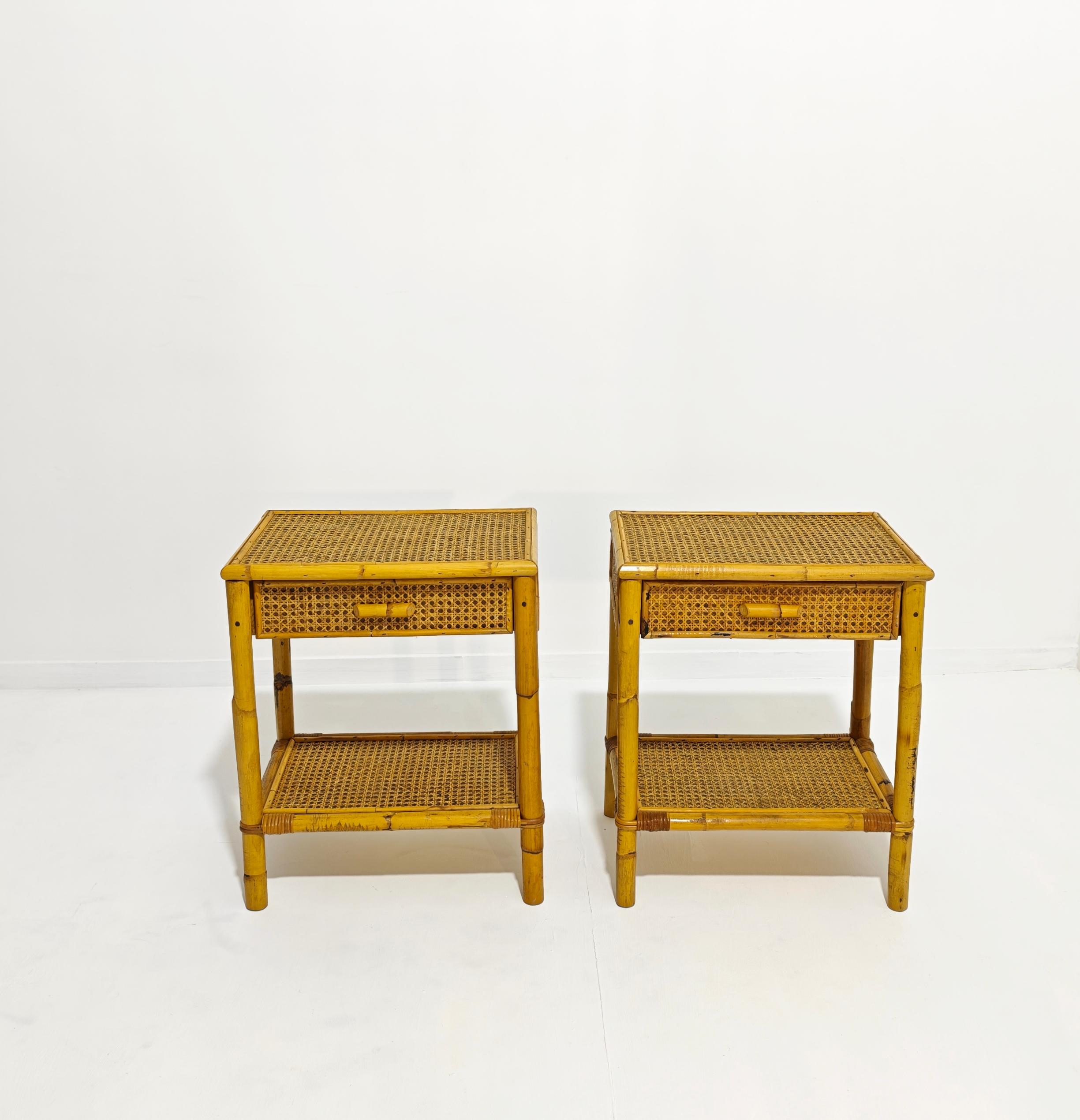 Tables de chevet d'excellente facture, fabriquées en Italie dans les années 60/70. Structure en bambou avec définition en osier. Un tiroir et une étagère. Parfaitement intacte. Regardez attentivement la vidéo et les photos, merci.

Poids total :