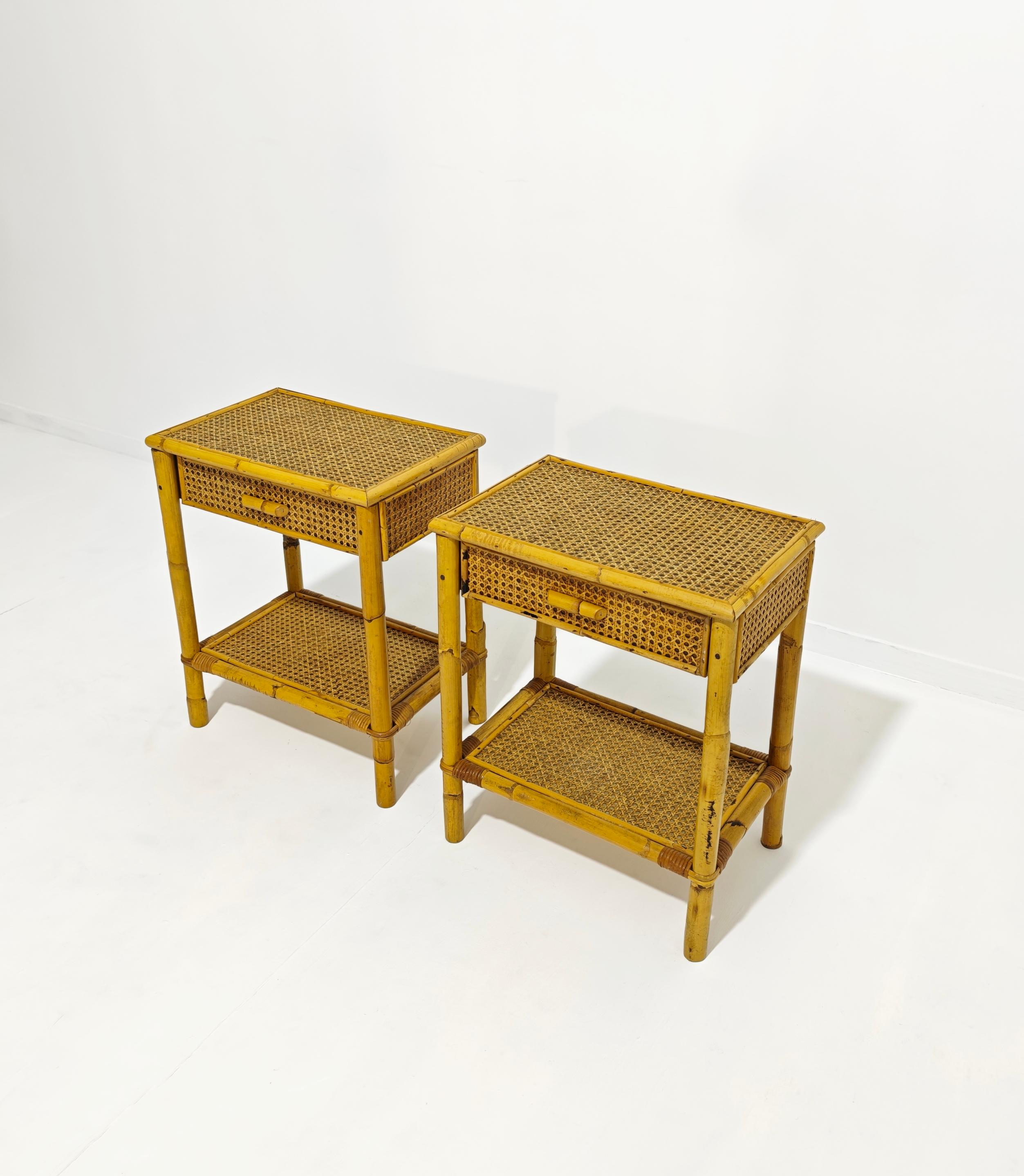 italien Tables de chevet vintage en bambou et osier avec tiroir et étagère Italie 1970 en vente