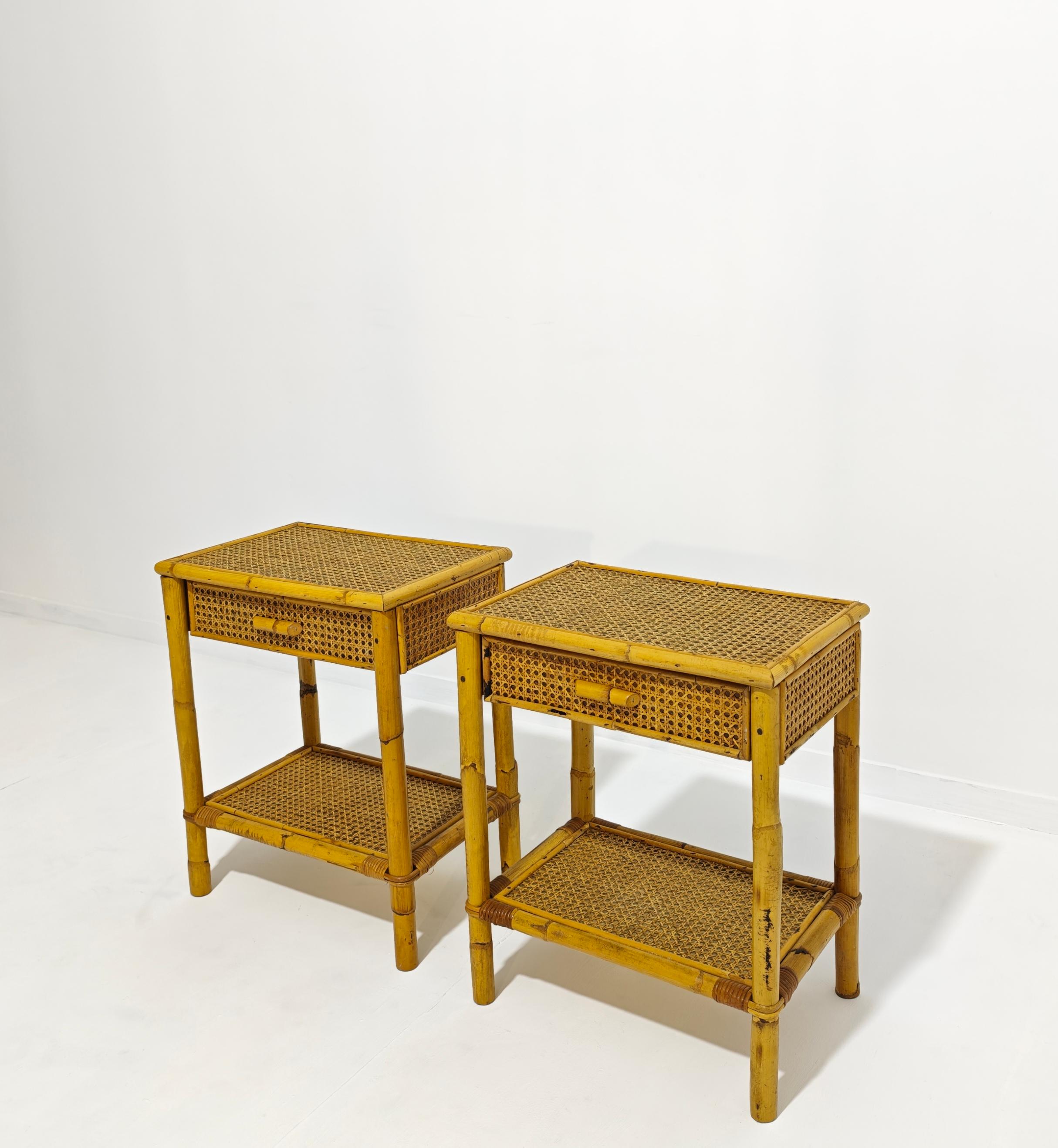 Tables de chevet vintage en bambou et osier avec tiroir et étagère Italie 1970 Bon état - En vente à Palermo, IT