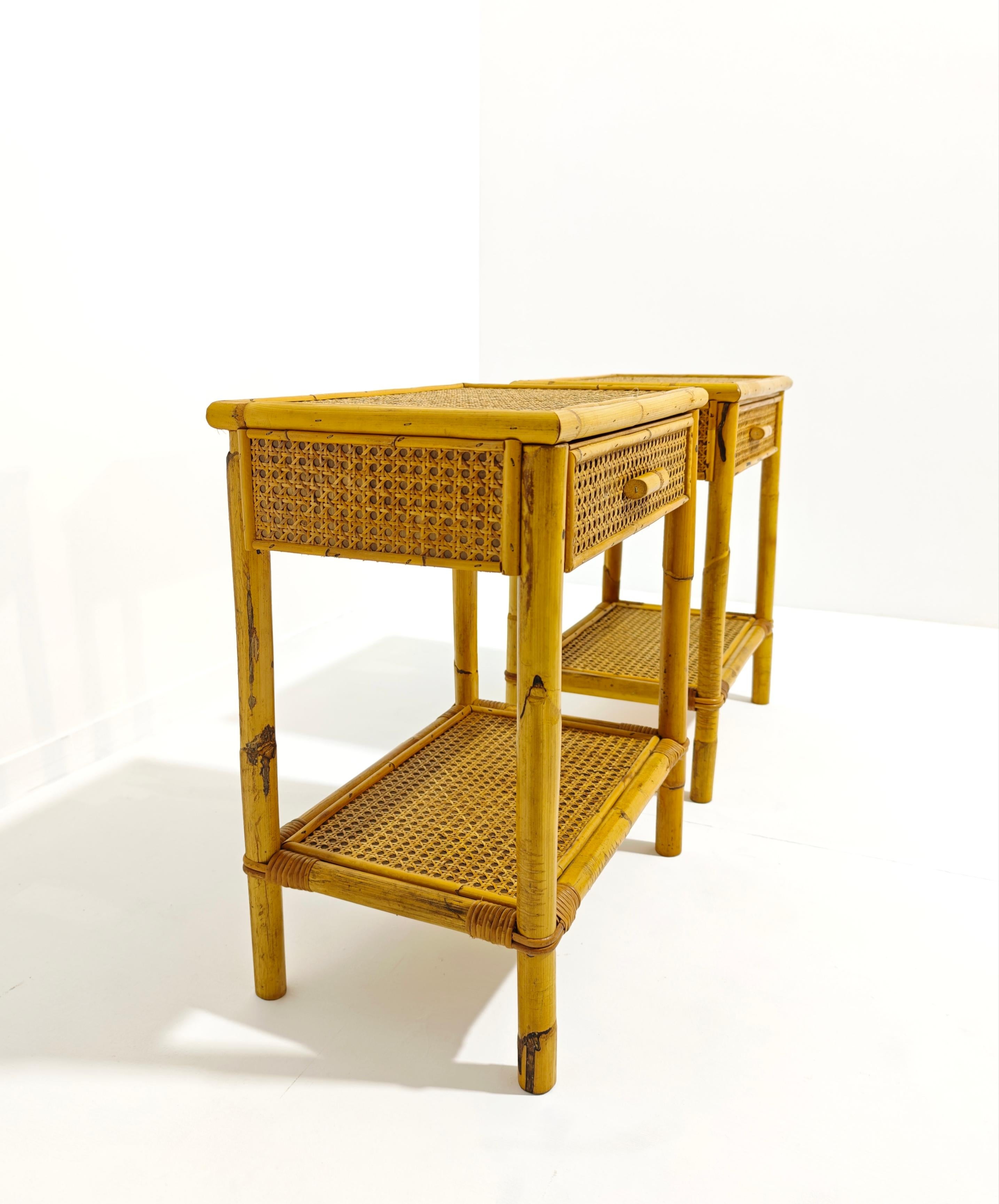 Bambou Tables de chevet vintage en bambou et osier avec tiroir et étagère Italie 1970 en vente