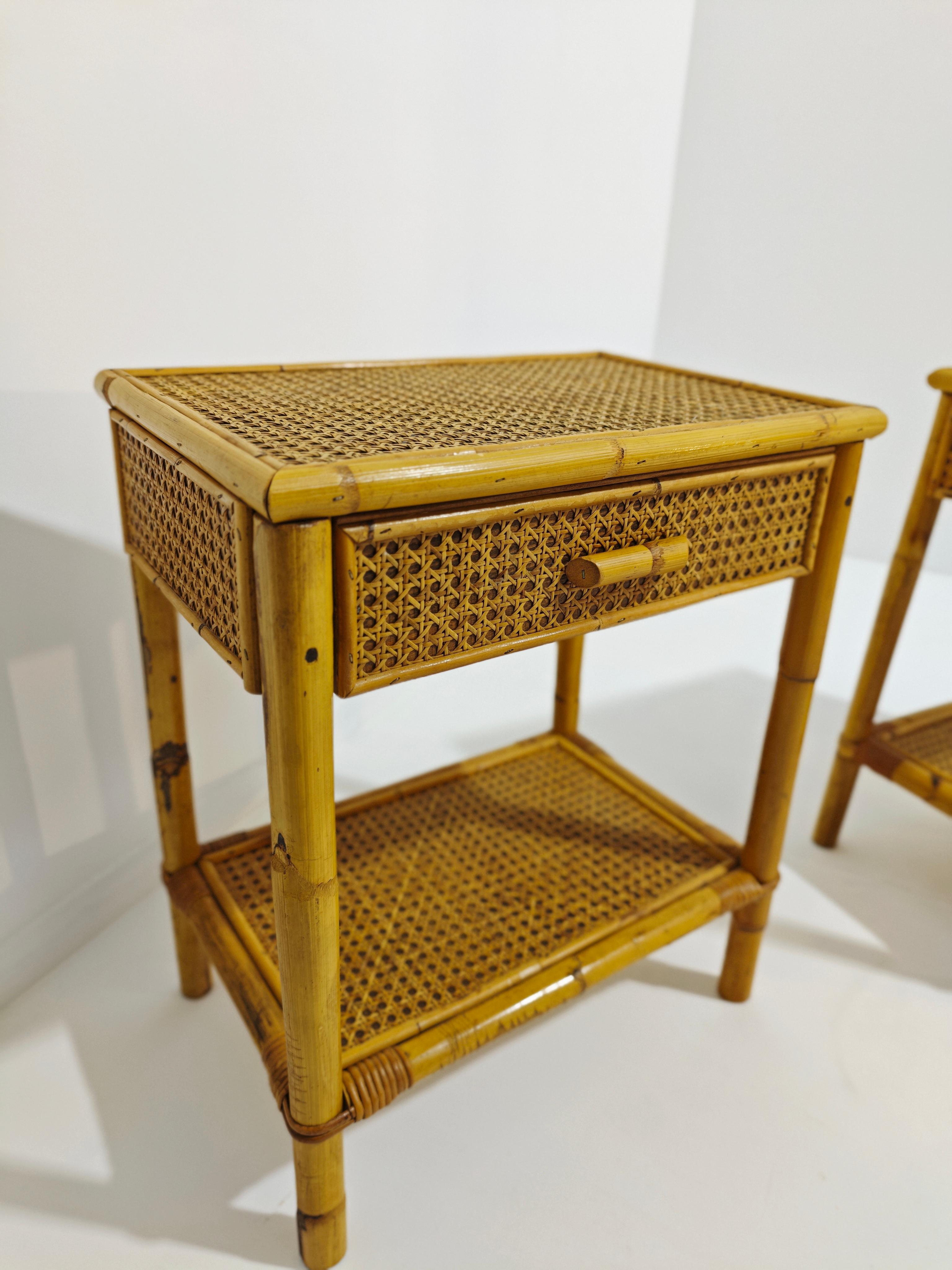 Tables de chevet vintage en bambou et osier avec tiroir et étagère Italie 1970 en vente 2