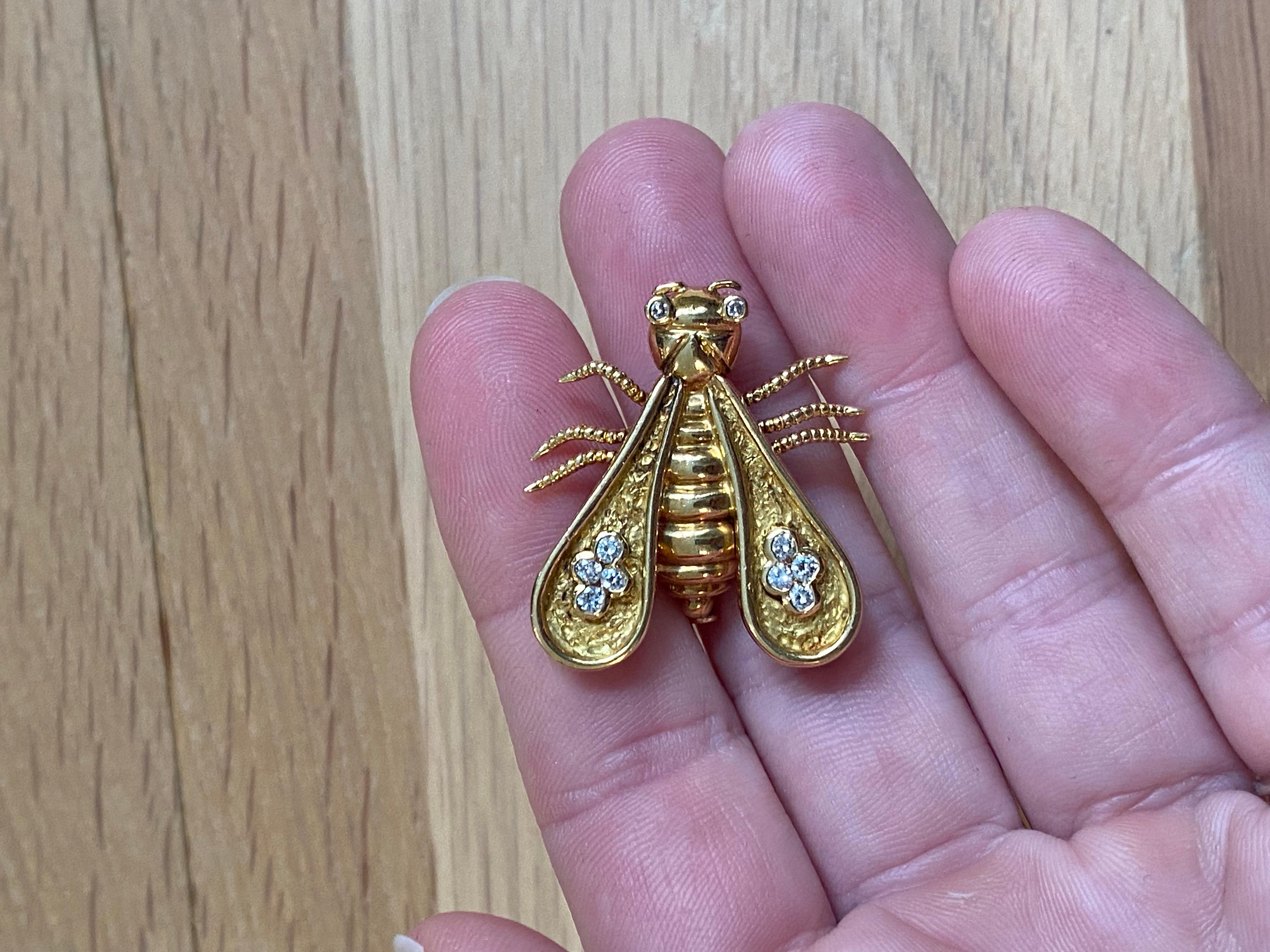 A brooch shaped like a bee, probably from the 70s. French. 18k gold and approximately 0.30ct of diamonds. 