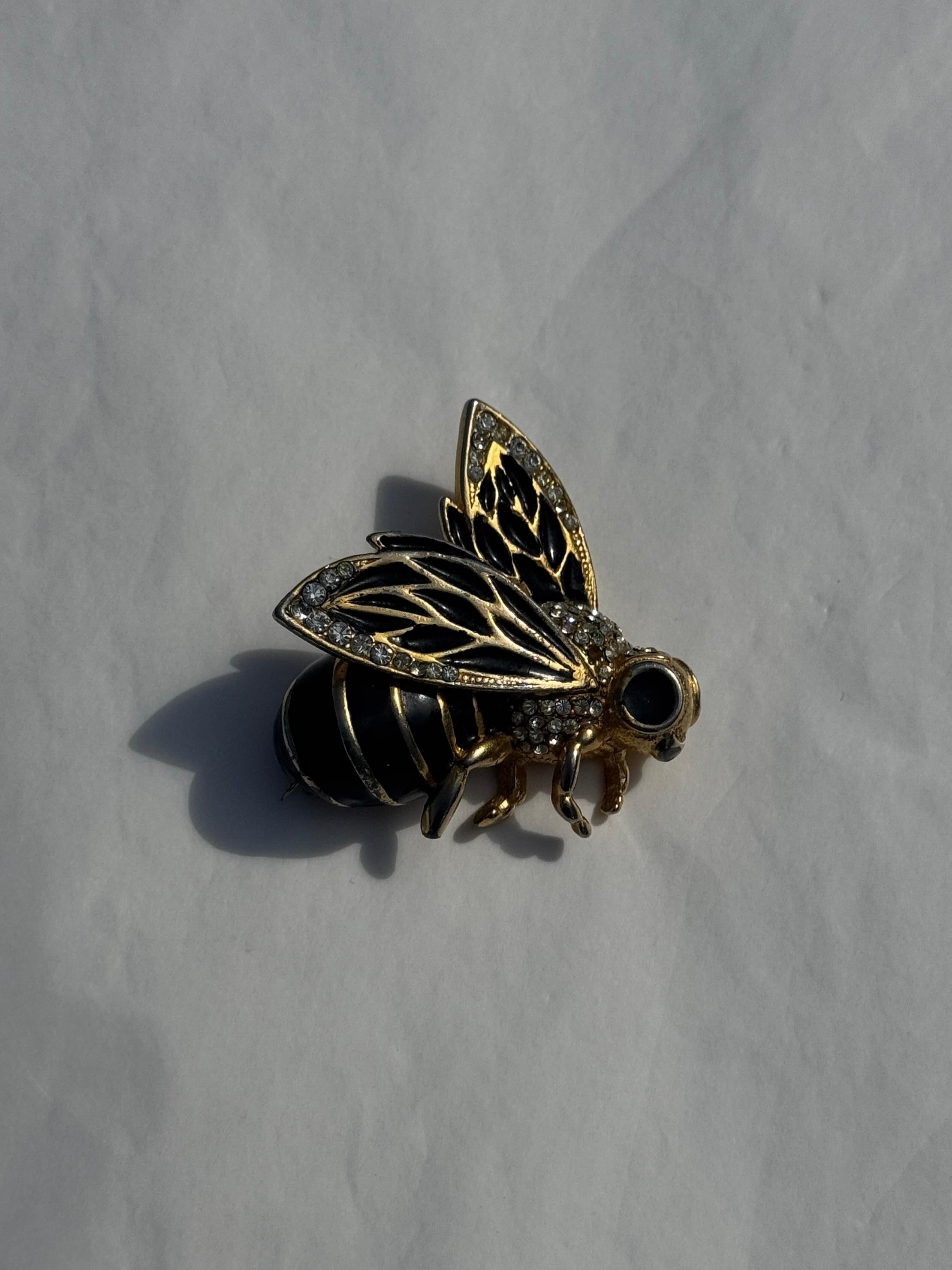 Este exquisito broche de abeja vintage de Bijoux Cascio es un radiante ejemplo de bisutería italiana, que combina encanto, elegancia y artesanía en una pieza altamente coleccionable.

Con forma de abeja estilizada, el broche presenta un cuerpo