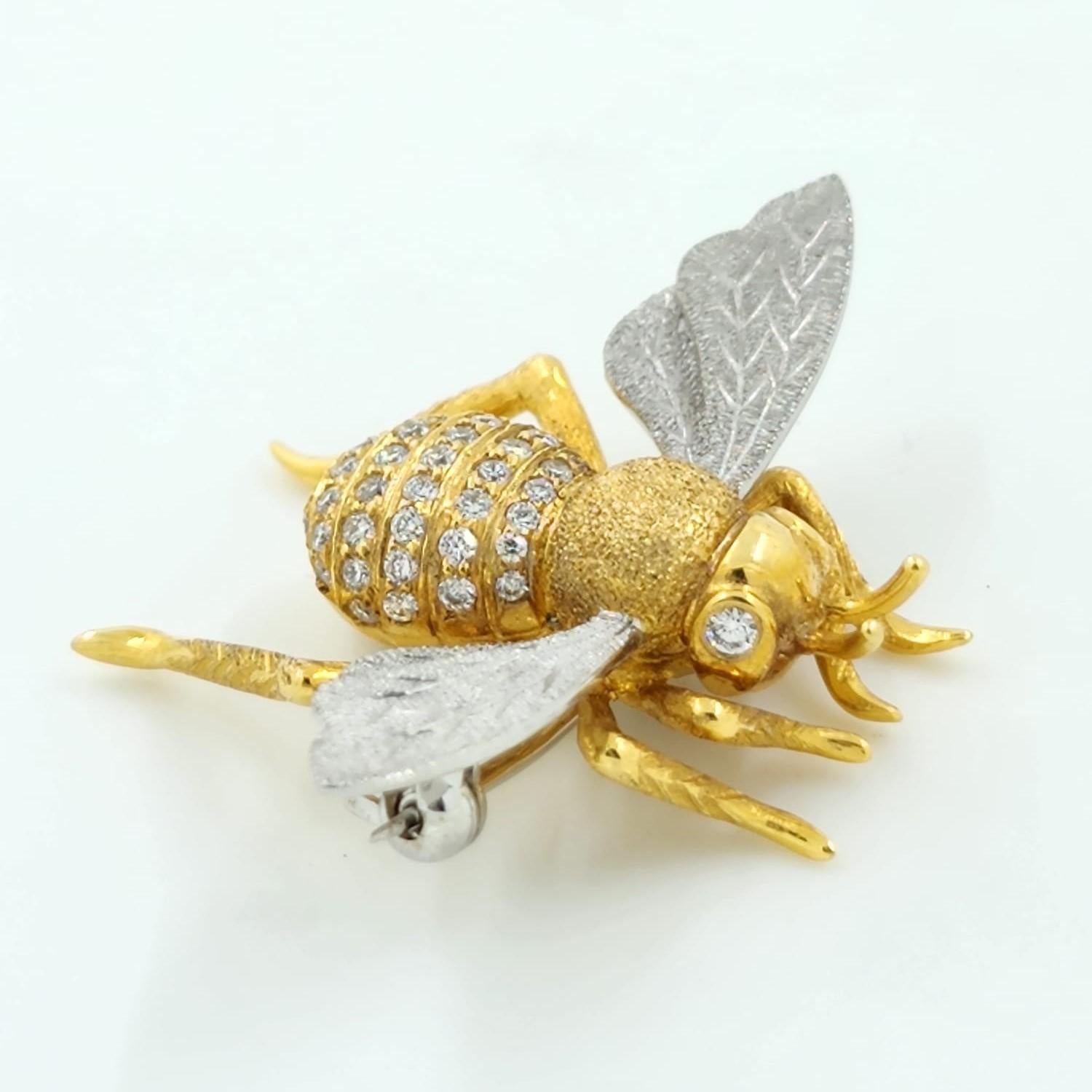 Brilliant Cut Vintage Bee Brooch Pin in 18 Karat Textured Gold and Diamond 
