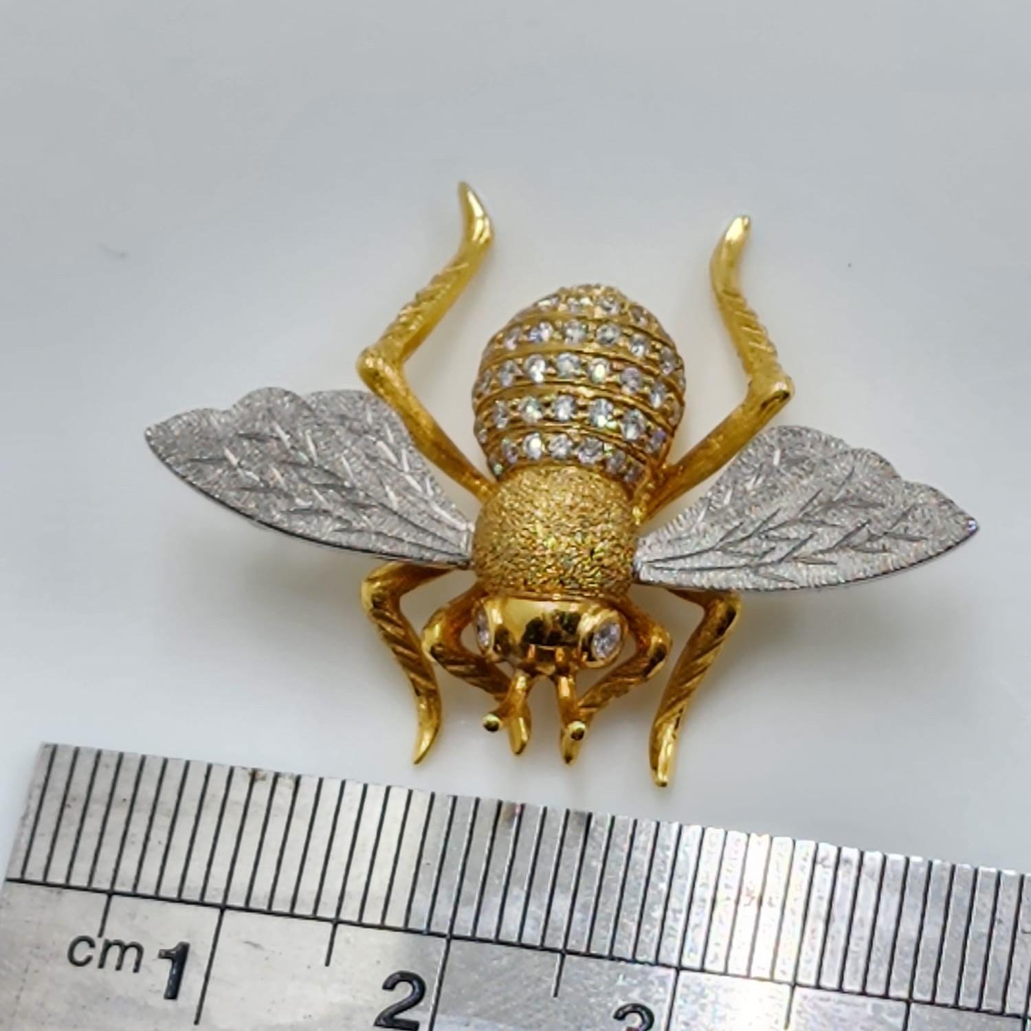 Vintage Bee Brooch Pin in 18 Karat Textured Gold and Diamond  In New Condition In Hong Kong, HK