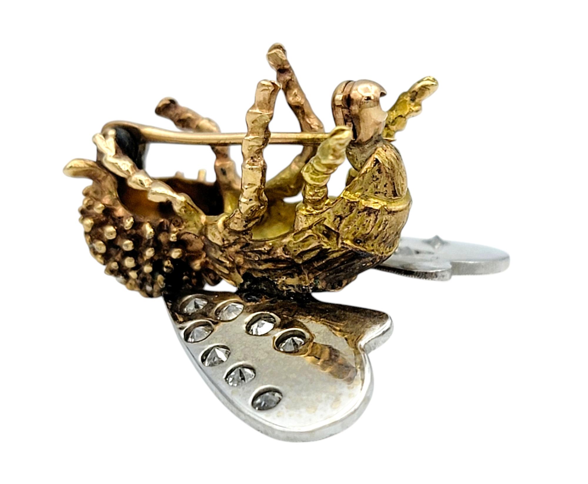 Zelebrieren Sie die Schönheit der Natur und zeitlose Eleganz mit dieser atemberaubenden Diamantbrosche. Das kunstvoll gefertigte, charmante Bienenmotiv kombiniert 14 Karat Weiß- und Gelbgold zu einem raffinierten zweifarbigen Design. Die filigranen
