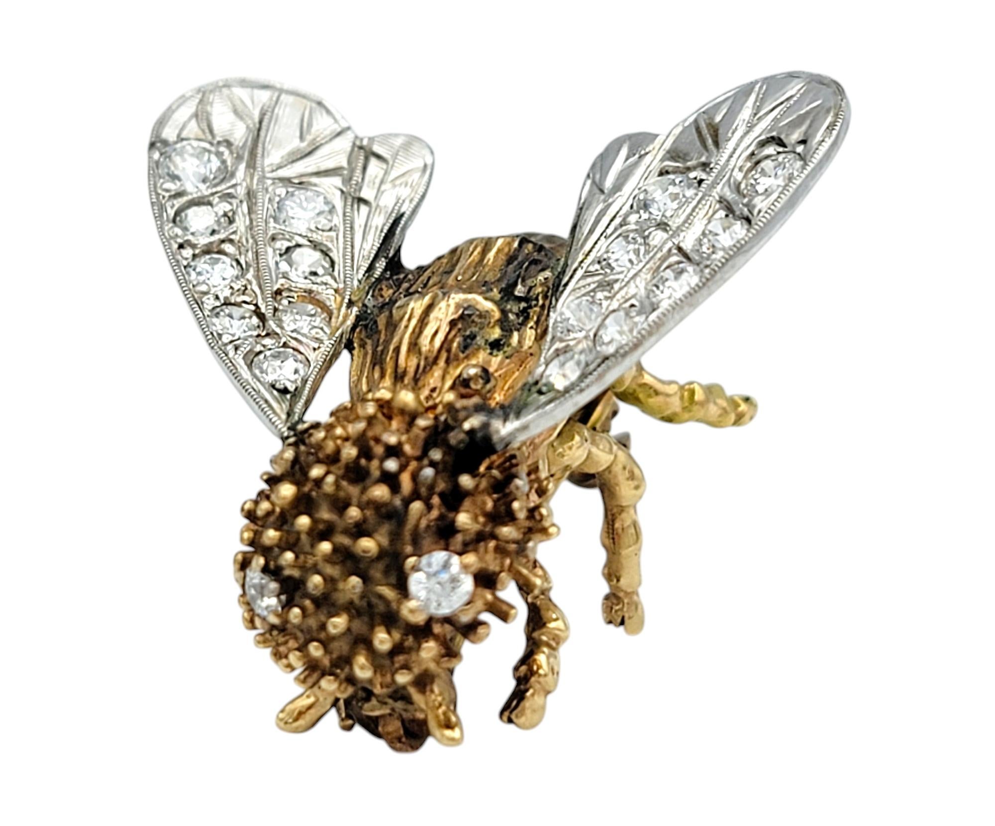 Vintage Bienenbrosche aus zweifarbigem 14 Karat Gold mit Flügeln mit alten europäischen Diamanten (Alteuropäischer Schliff) im Angebot