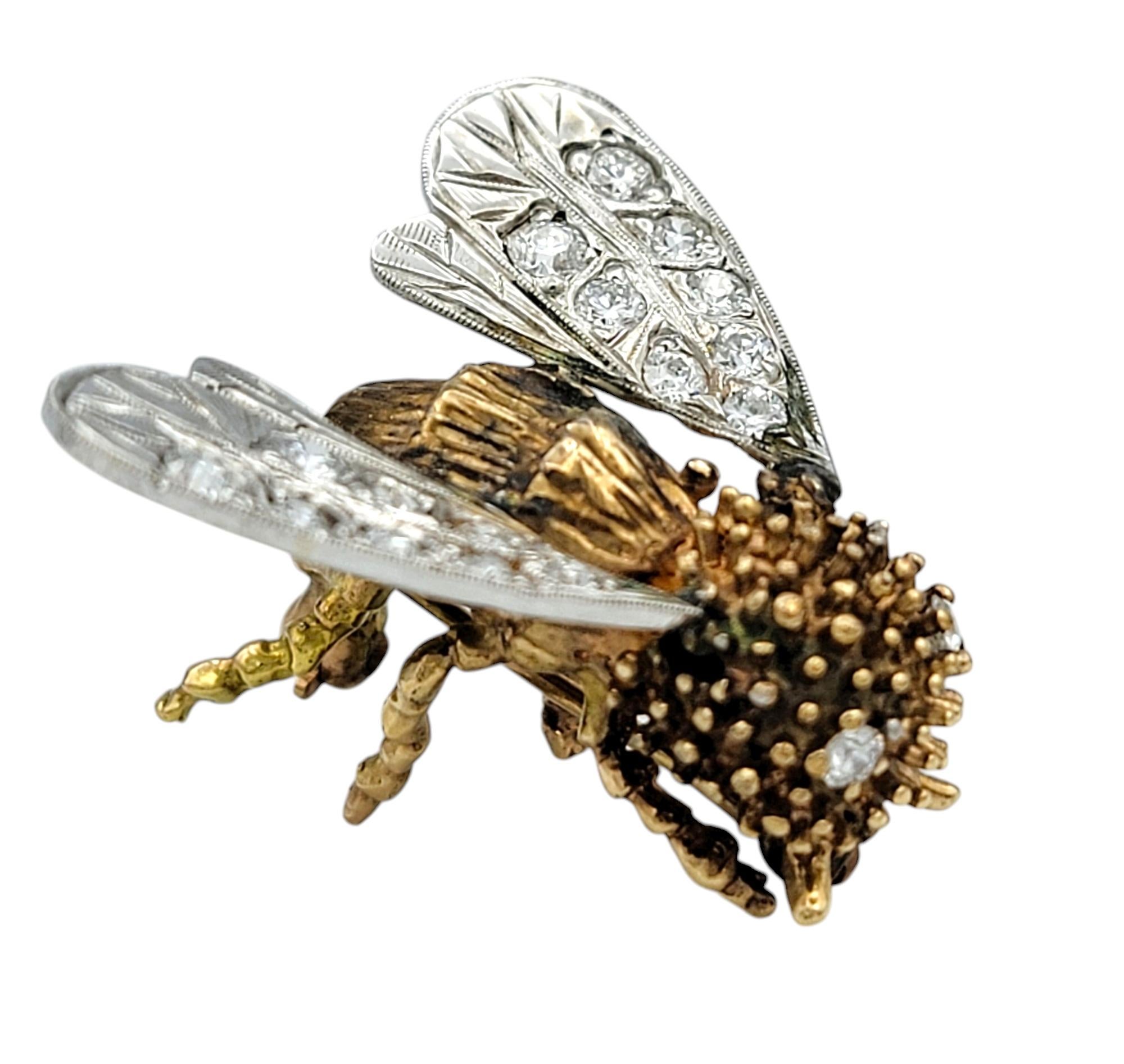 Vintage Bienenbrosche aus zweifarbigem 14 Karat Gold mit Flügeln mit alten europäischen Diamanten im Angebot 1