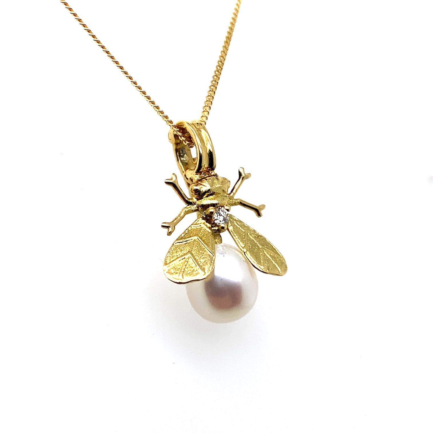 A vintage bee stud pearl diamond pendant in 18 karat yellow gold. Circa 2000.

The pendant is designed in yellow gold, and set to its thorax with a single round brilliant cut diamond for a total of 0.05 carats approximately assessed as G colour, VS1