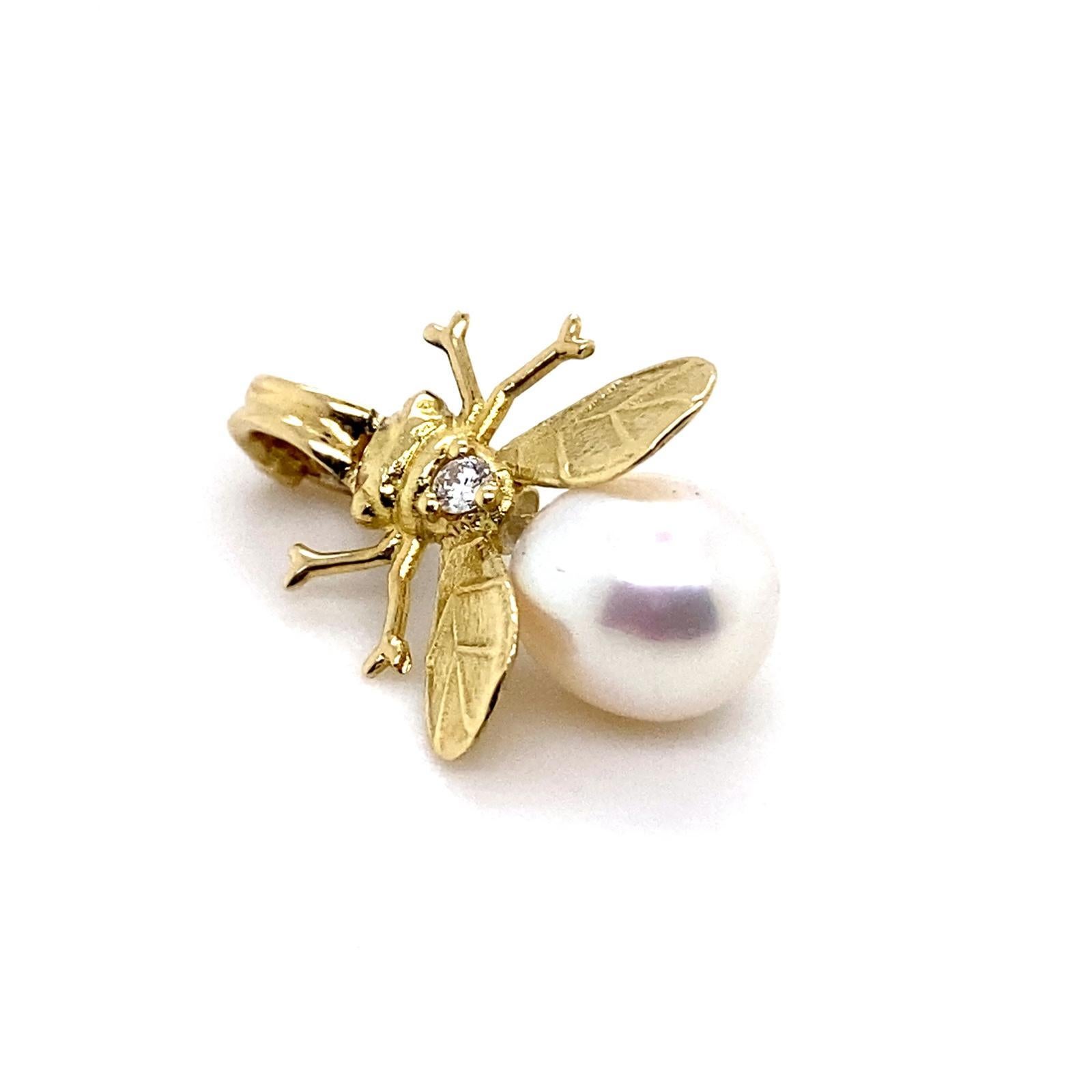 Vintage Bee Stud Pearl Diamond Pendant 18 Karat Yellow Gold In Good Condition For Sale In London, GB