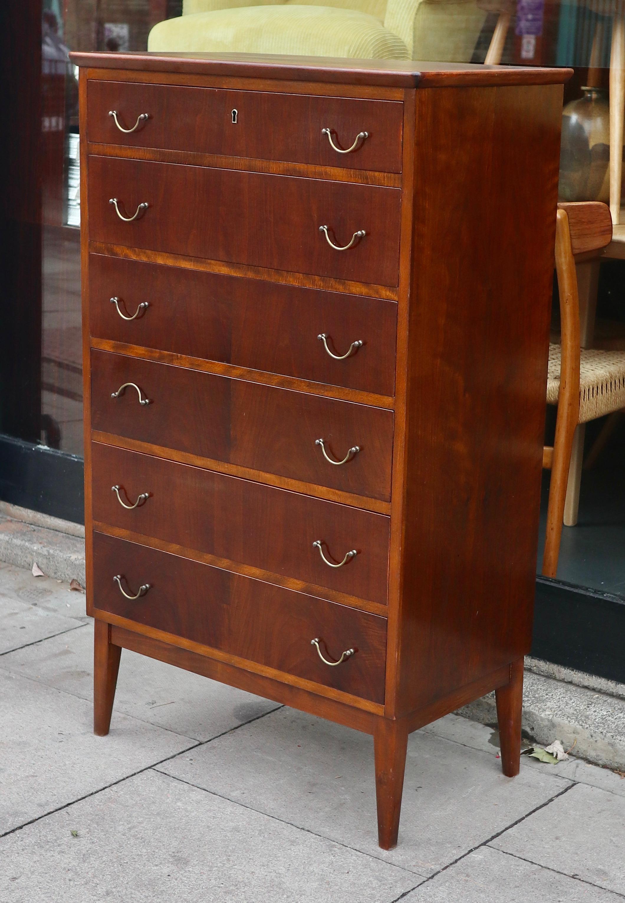 Vintage beech 1950s English 'tall boy' chest of drawers with brass handles For Sale 8