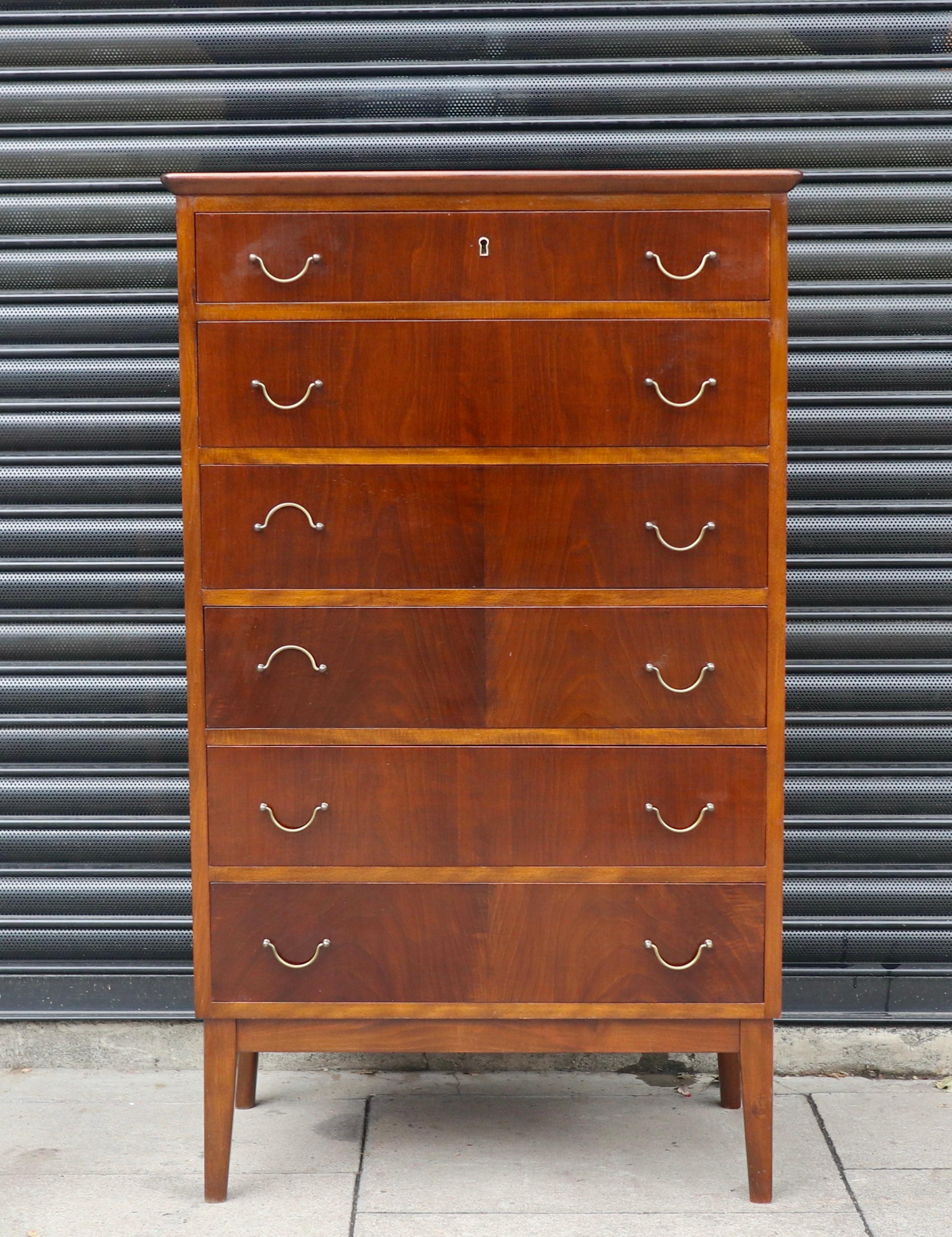 Vintage beech 1950s English 'tall boy' chest of drawers with brass handles For Sale 9