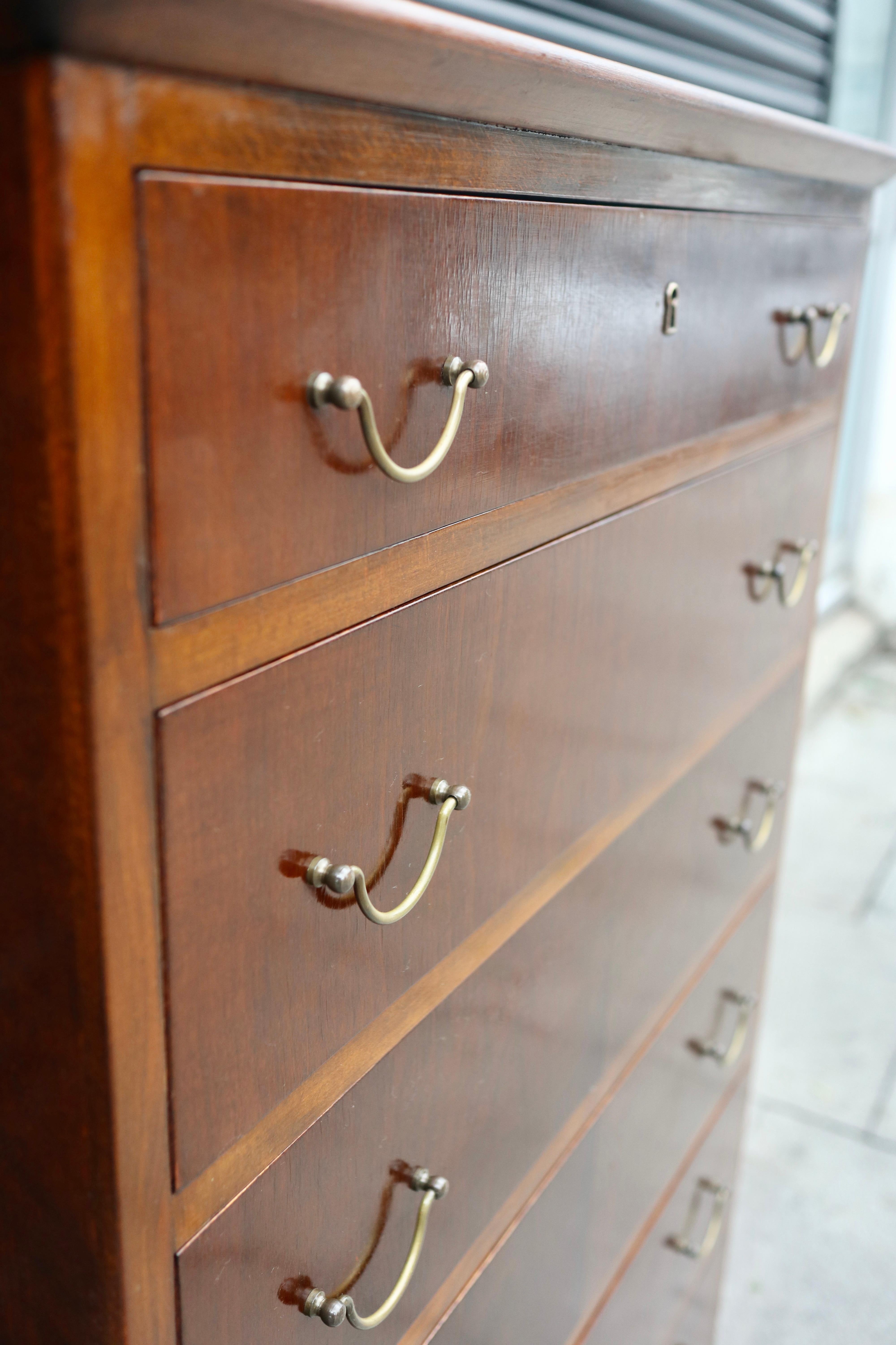 Vintage beech 1950s English 'tall boy' chest of drawers with brass handles For Sale 10