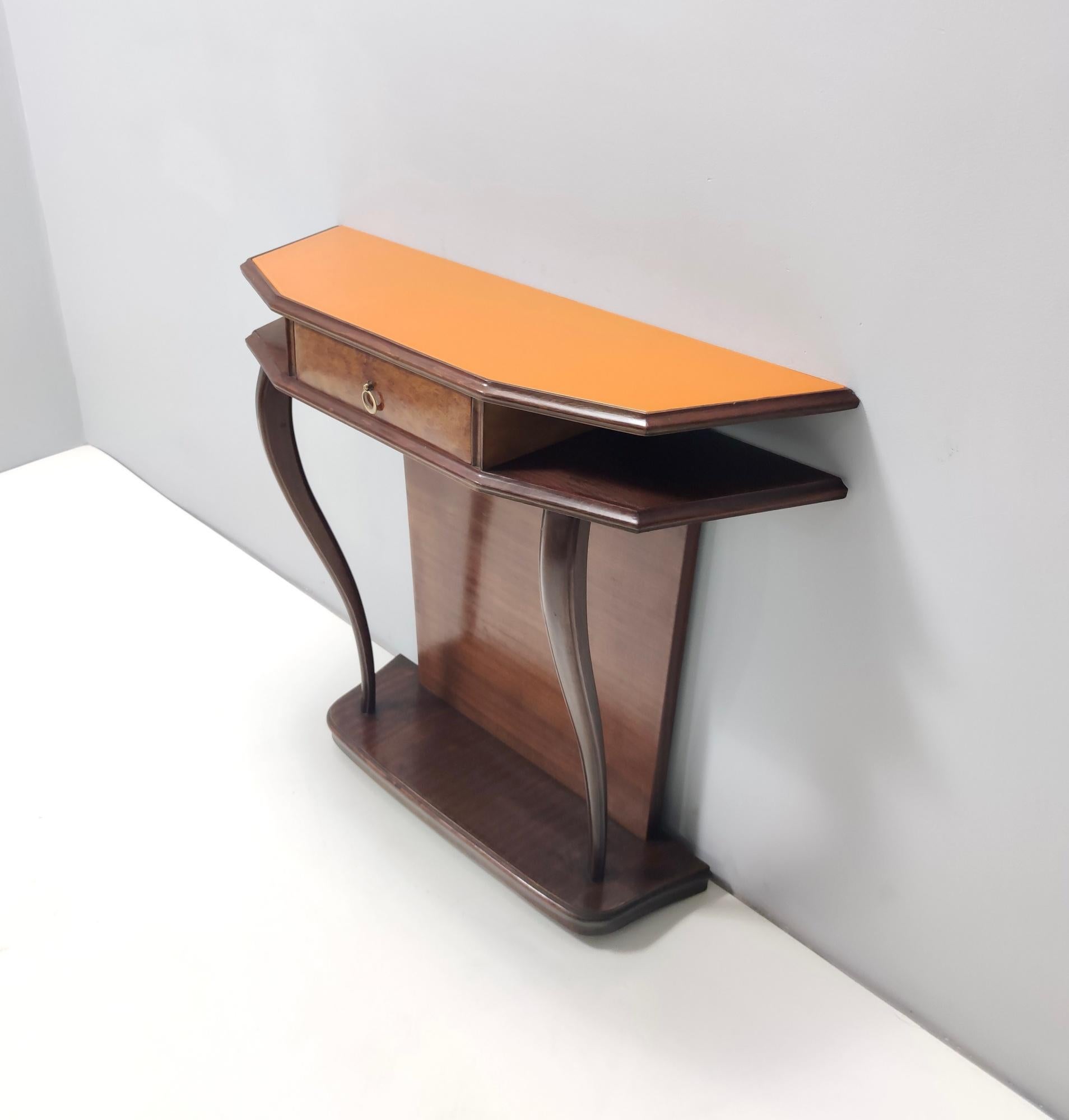 Peint Table console vintage en hêtre et noyer avec plateau en verre orange, Italie en vente