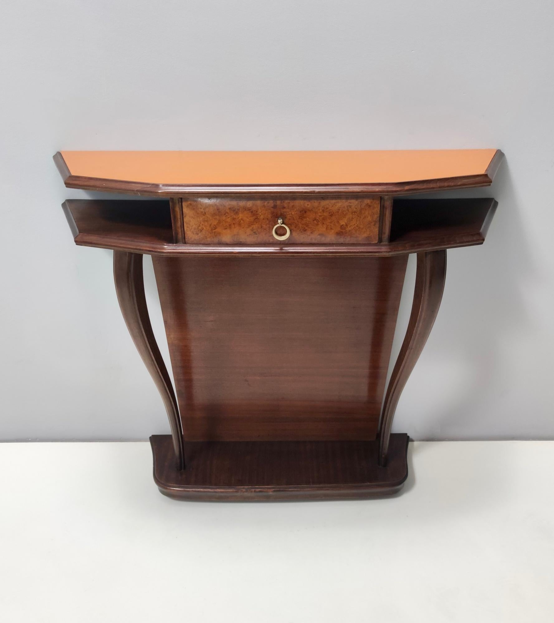 Milieu du XXe siècle Table console vintage en hêtre et noyer avec plateau en verre orange, Italie en vente