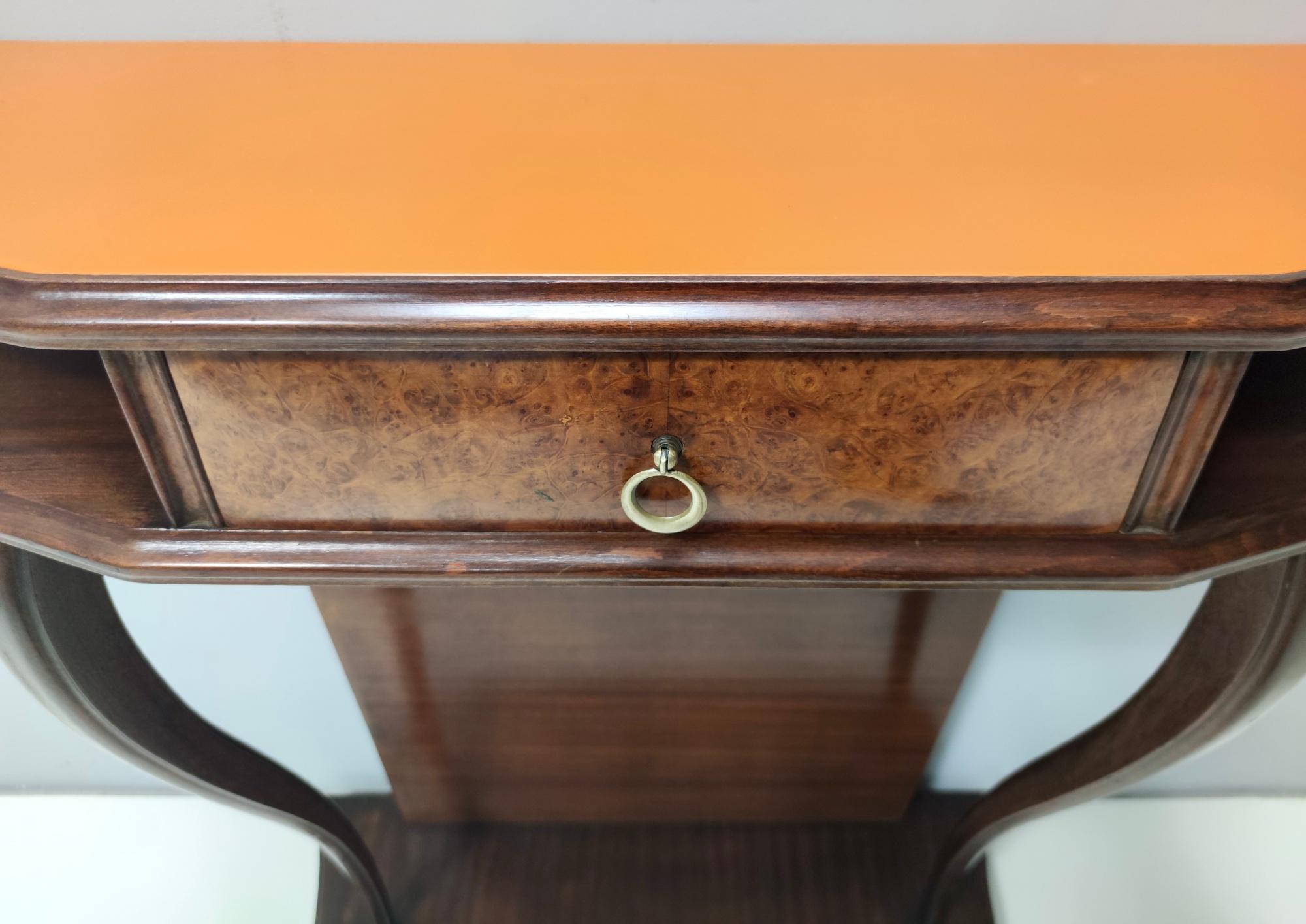 Hêtre Table console vintage en hêtre et noyer avec plateau en verre orange, Italie en vente
