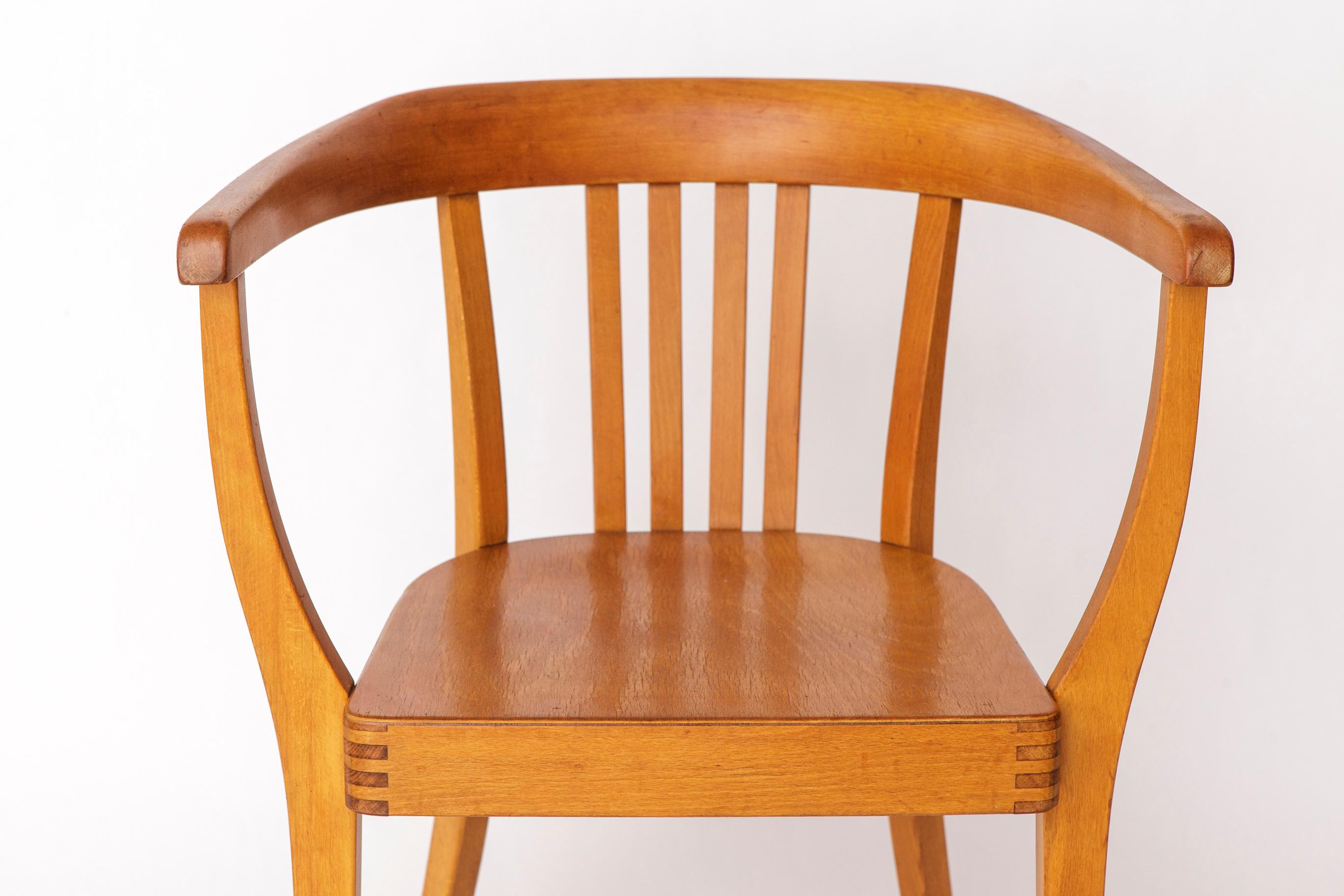 Vintage Armchair – Germany, 1950s–1960s – Beech Wood
Manufacturer: Unknown

A timeless vintage armchair from the 1950s–1960s, crafted from solid beech wood.
The chair is in good condition, with a stable structure and beautifully restored wooden