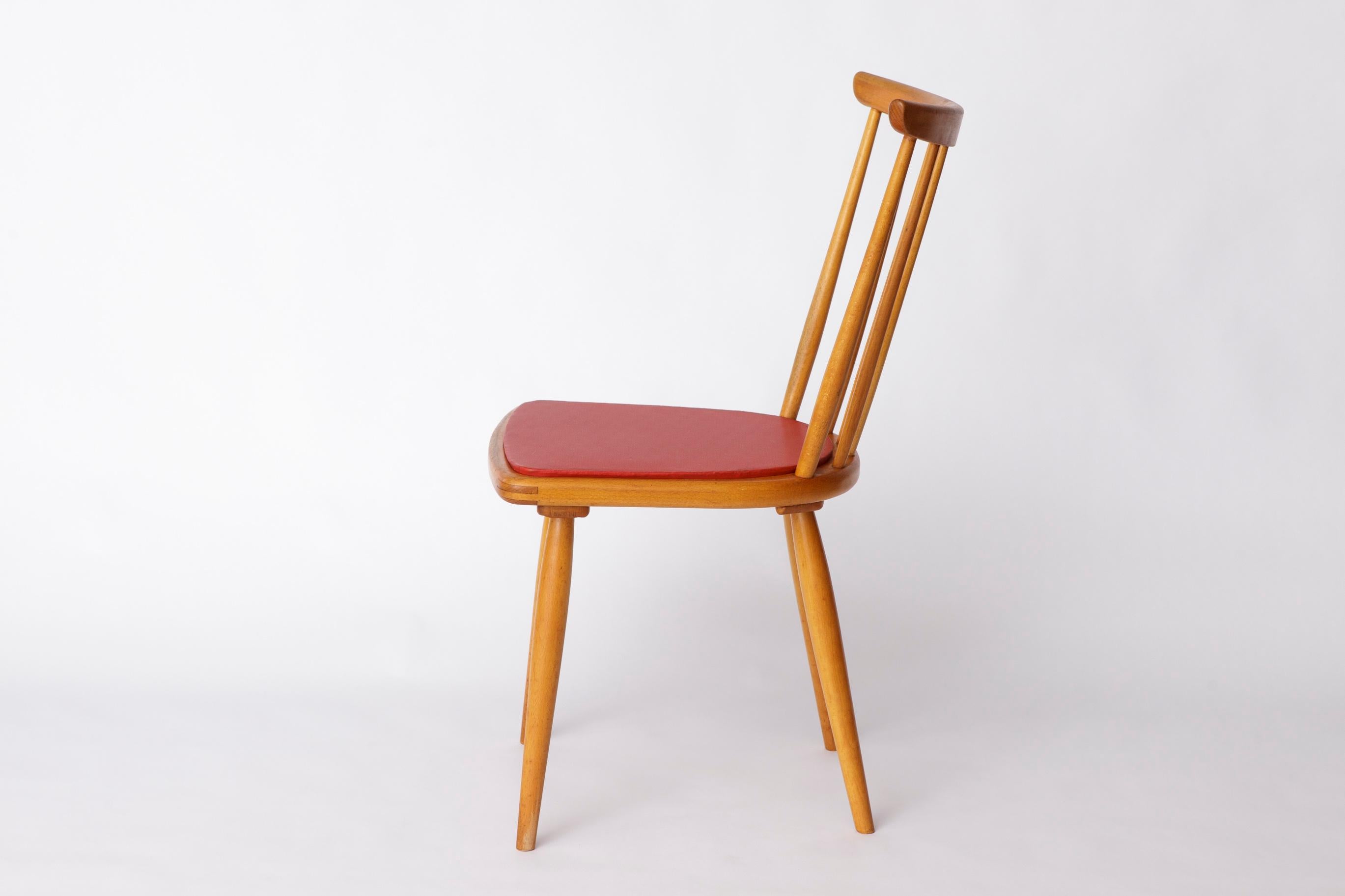 Vintage Beech Dining Chair with Original Red Faux Leather Seat – 1960s/70s In Good Condition For Sale In Hannover, DE