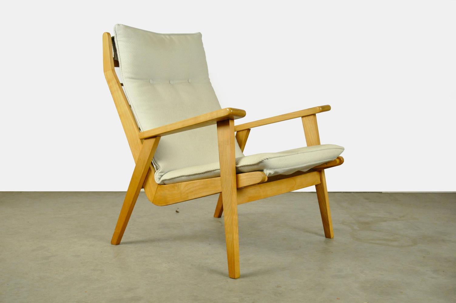Vintage “Lotus” armchair designed by Rob Parry for Gelderland, 1960s Netherlands. The design classic from the Netherlands has a beech wooden frame with a loose cushion in off-white upholstery. Rob Parry (1925-2023) was a student of Gerrit Rietveld. 