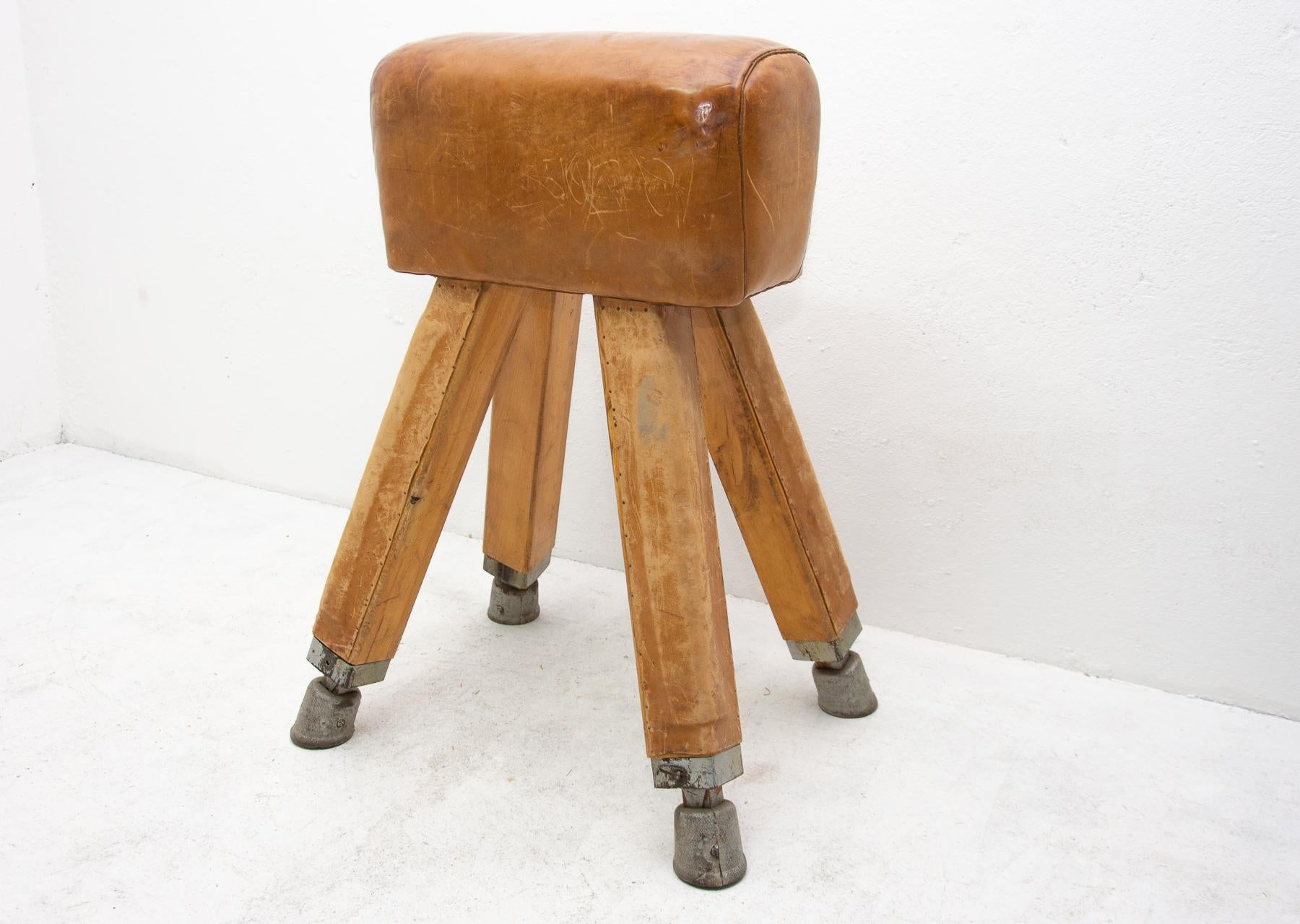 This original gym pommel horse from the 1930s features a beech frame and cow leather upholstery. The positioning legs on the outside are also covered with leather and the hooves are made of cast iron. This item is in good Vintage condition, but it