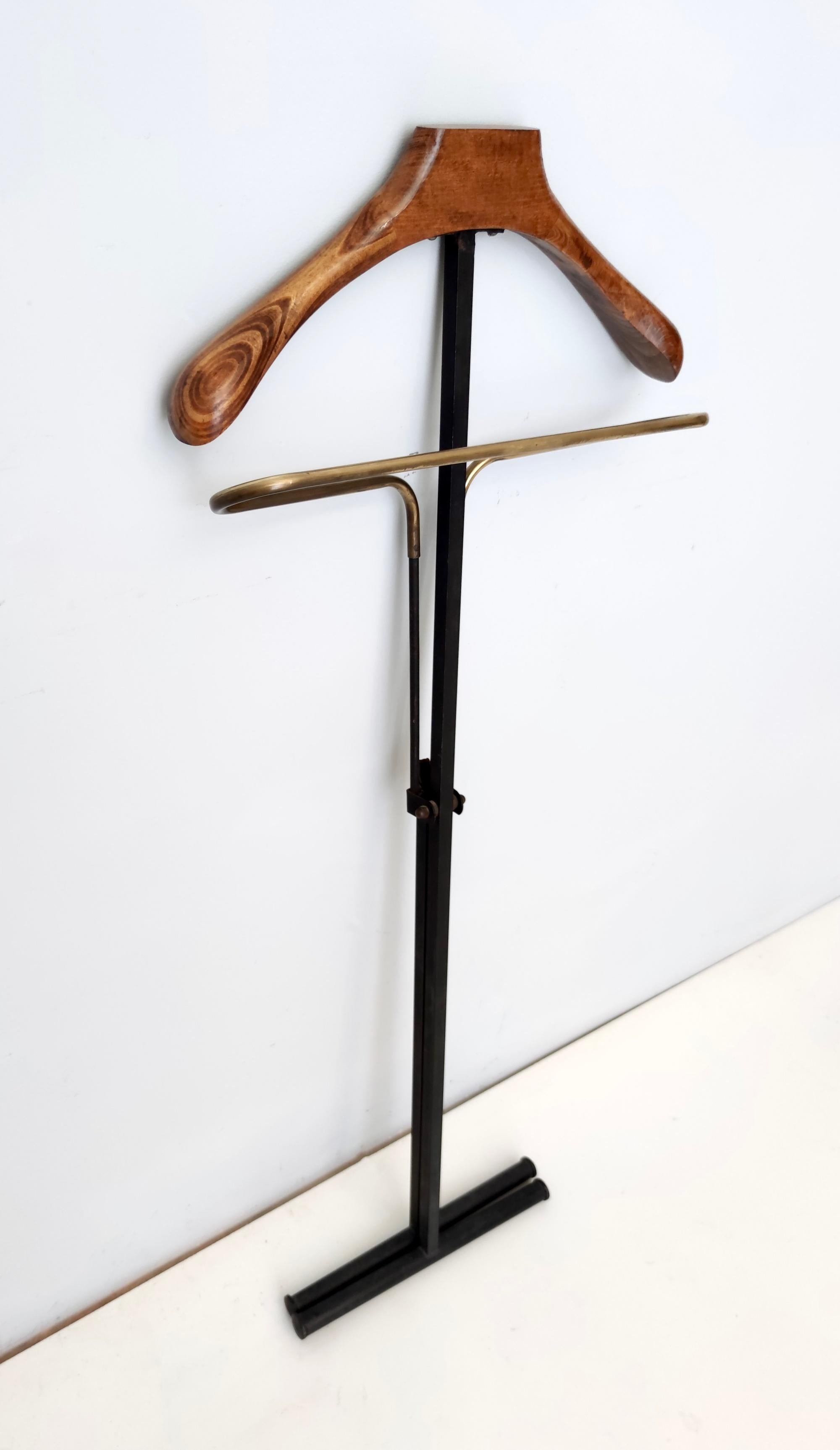 Made in Italy, 1950s - 1960s.
It features a beech, varnished metal and brass frame. 
This valet stand is a vintage piece, therefore it might show slight traces of use, but it can be considered as in excellent original condition. 

Measures: Width: