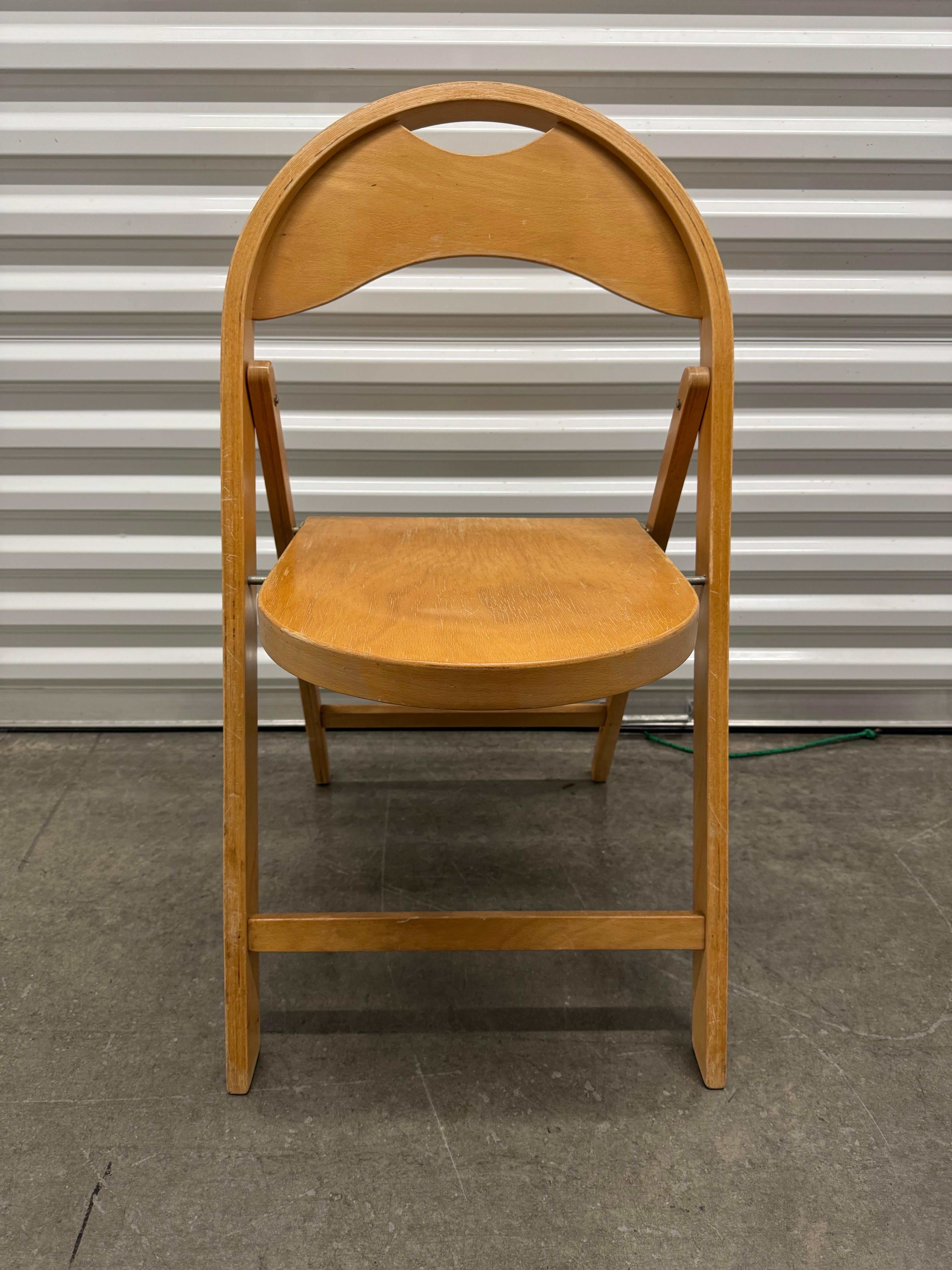 In vendita: Sedia Foldes stile Thonet B-751 vintage.

In vendita abbiamo un pezzo di storia del design molto interessante: una sedia pieghevole in stile Thonet B-751 realizzata in legno di faggio. Questo iconico design Bauhaus è elegante e