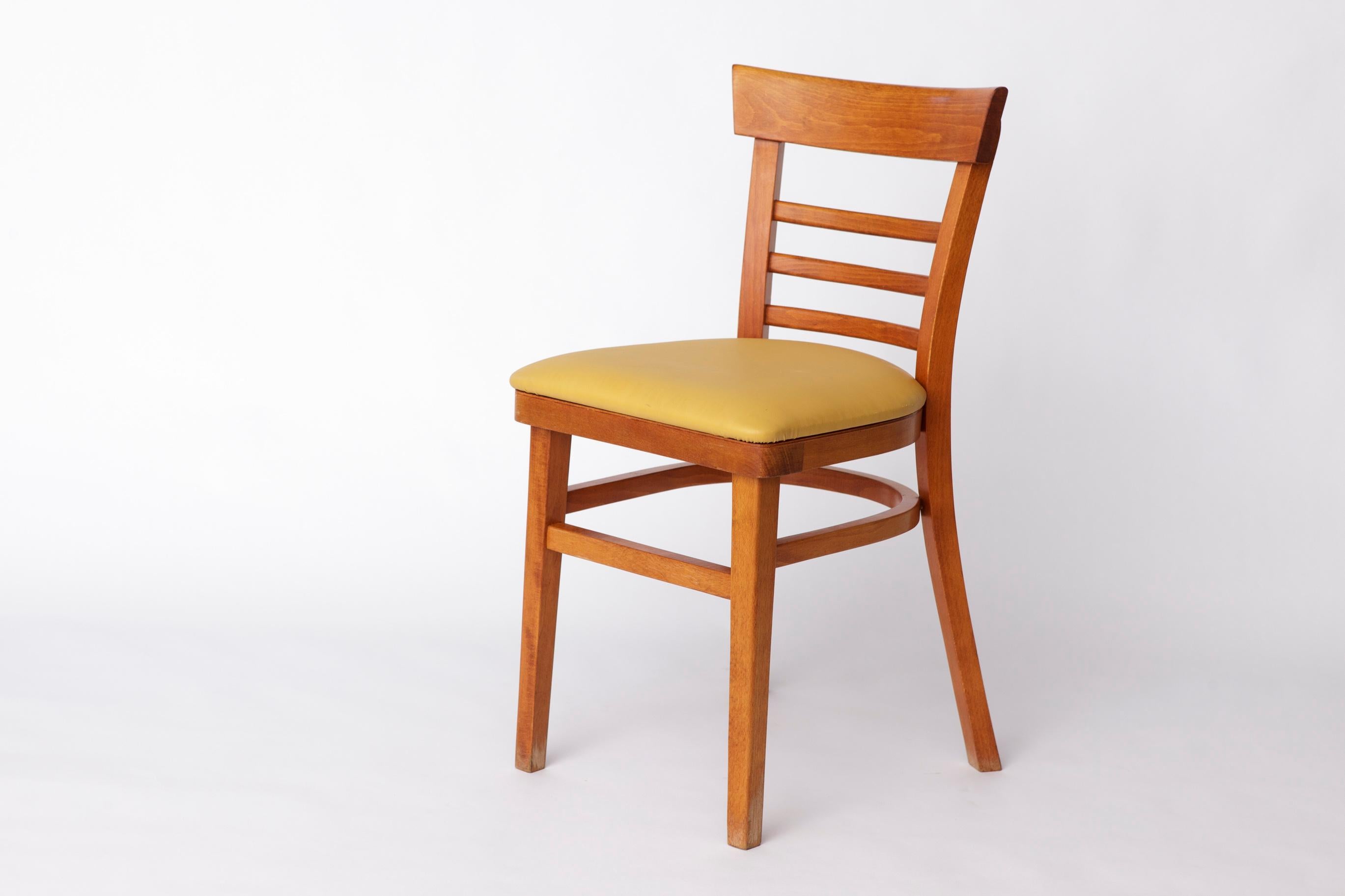 Allemand Chaise vintage en hêtre avec assise en simili cuir jaune - 1960/1970s Allemagne en vente