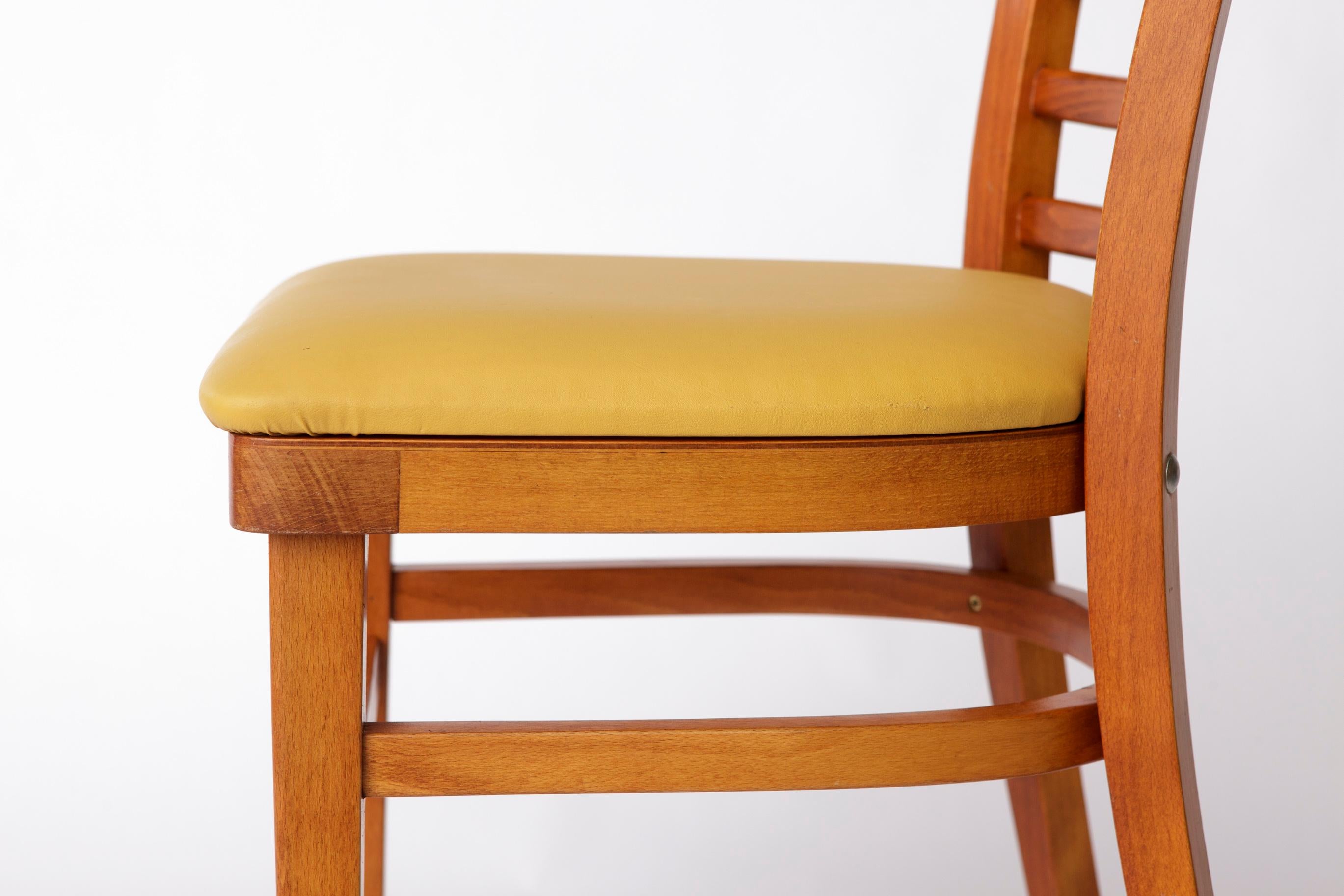 Chaise vintage en hêtre avec assise en simili cuir jaune - 1960/1970s Allemagne Bon état - En vente à Hannover, DE