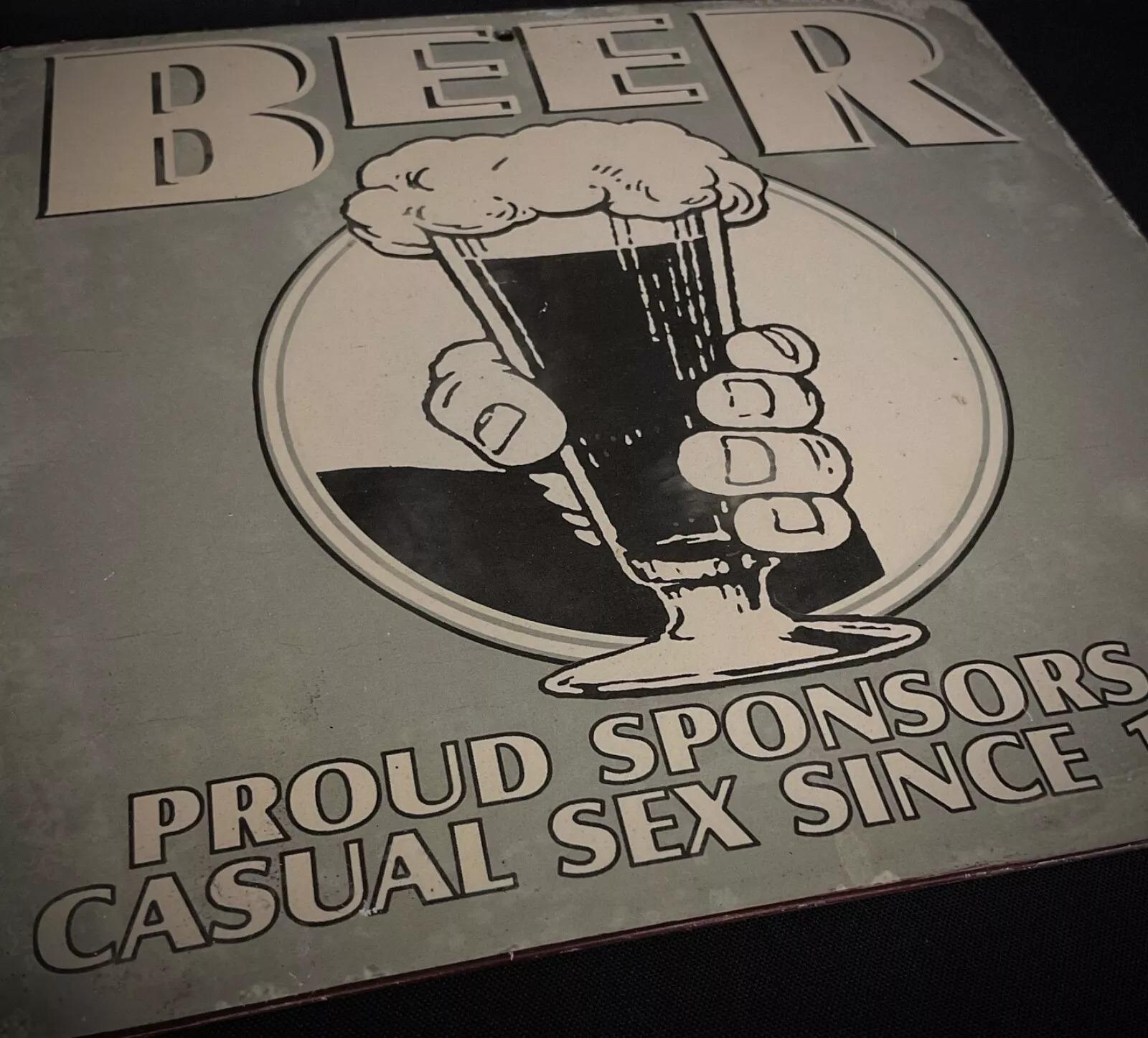Vieux publicitaire « Beer - Proud Sponsors of Casual Sex Since 1859 » - 2Y347 Bon état - En vente à Bordeaux, FR