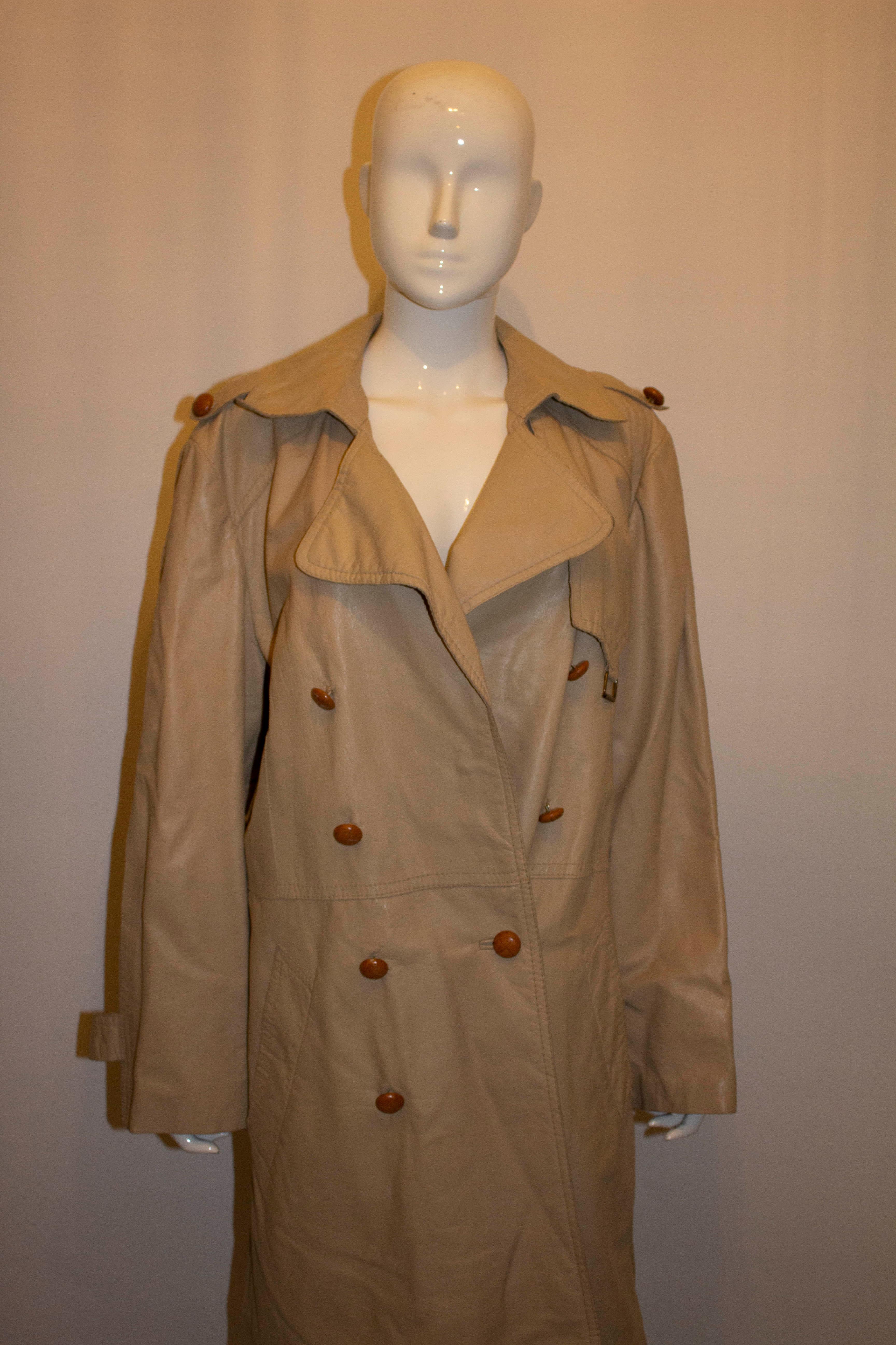 beged-or leather coat