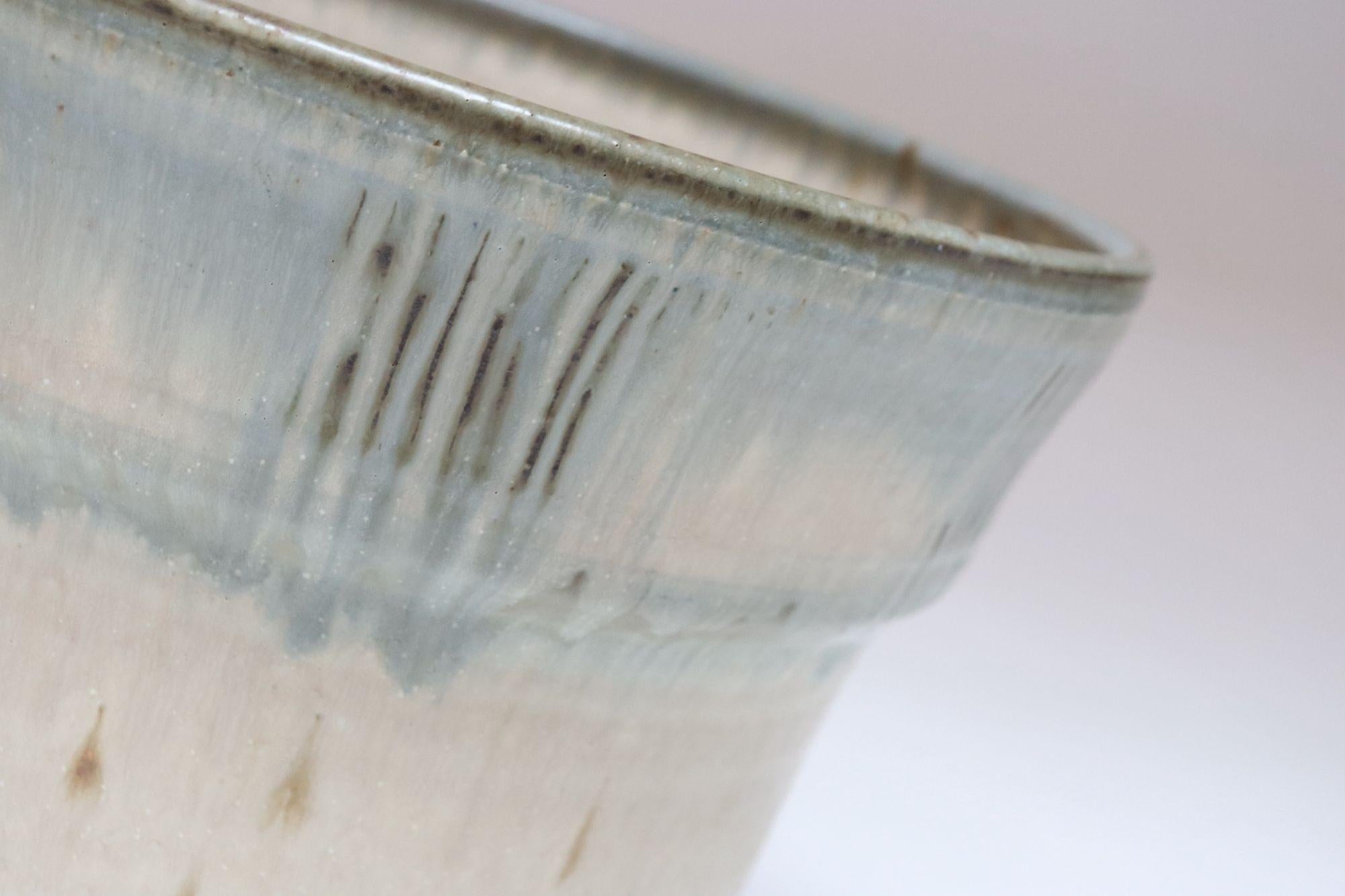 Vintage Beige und Light Blue Studio Pottery Pflanzgefäß Vase von Deanna Nichols im Angebot 4