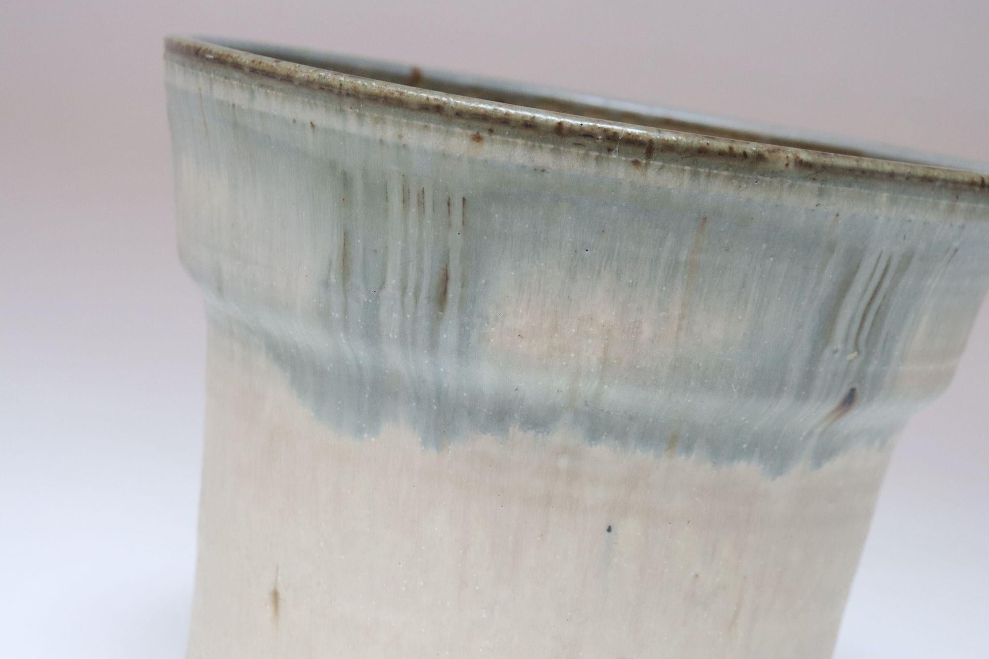 Vintage Beige und Light Blue Studio Pottery Pflanzgefäß Vase von Deanna Nichols im Angebot 5