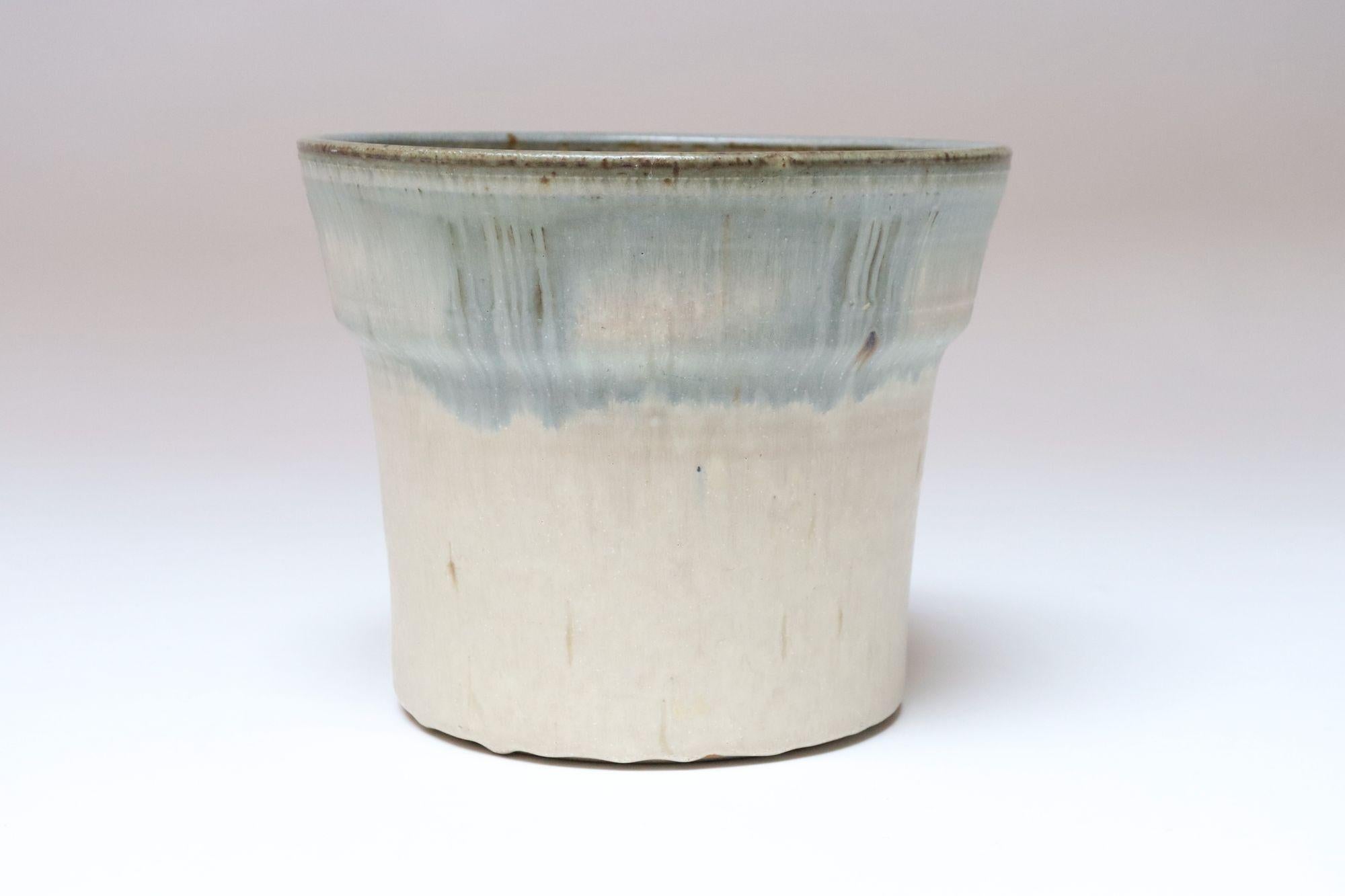 Vintage Beige und Light Blue Studio Pottery Pflanzgefäß Vase von Deanna Nichols (Moderne der Mitte des Jahrhunderts) im Angebot