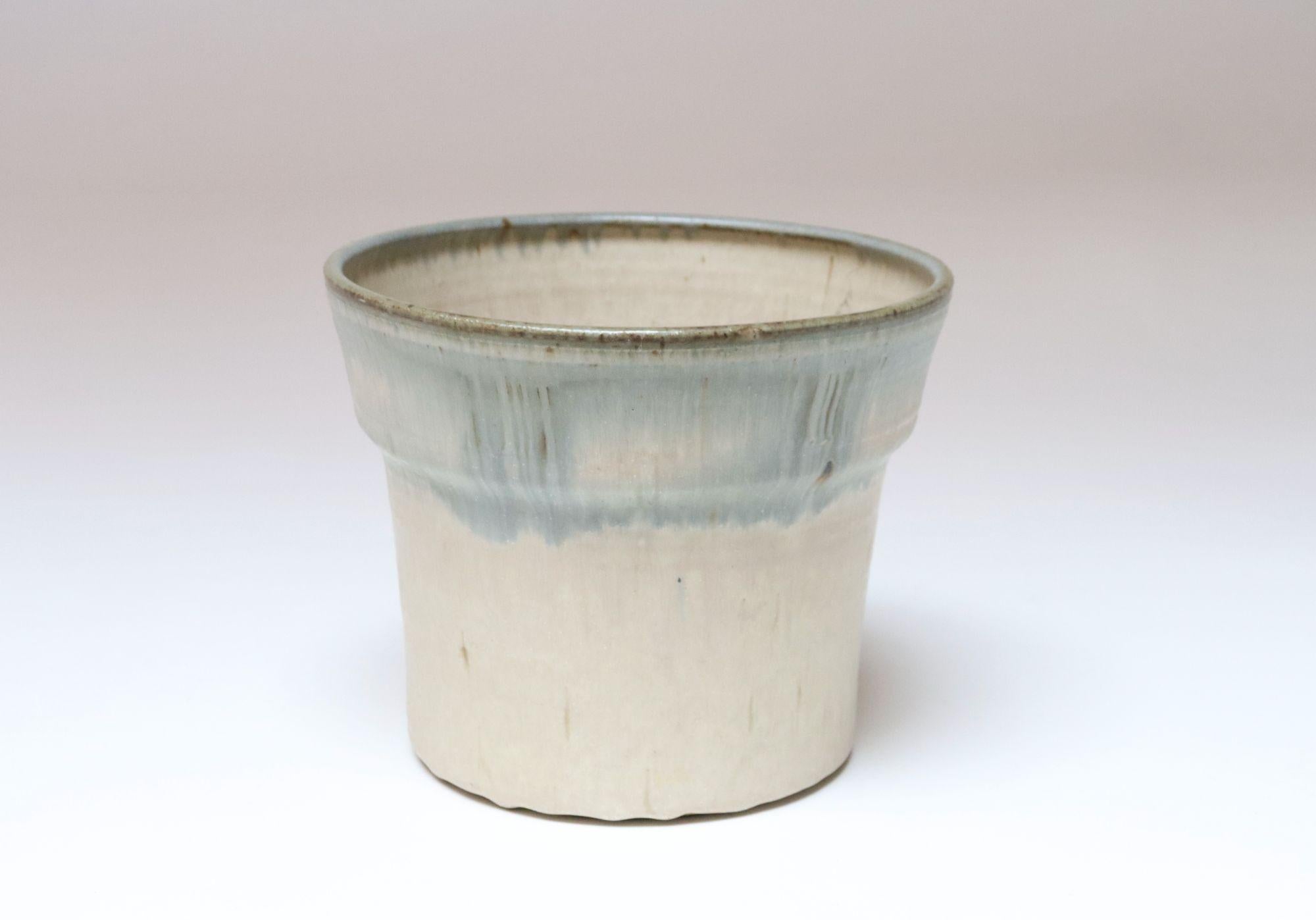 Vintage Beige und Light Blue Studio Pottery Pflanzgefäß Vase von Deanna Nichols im Zustand „Gut“ im Angebot in Brooklyn, NY