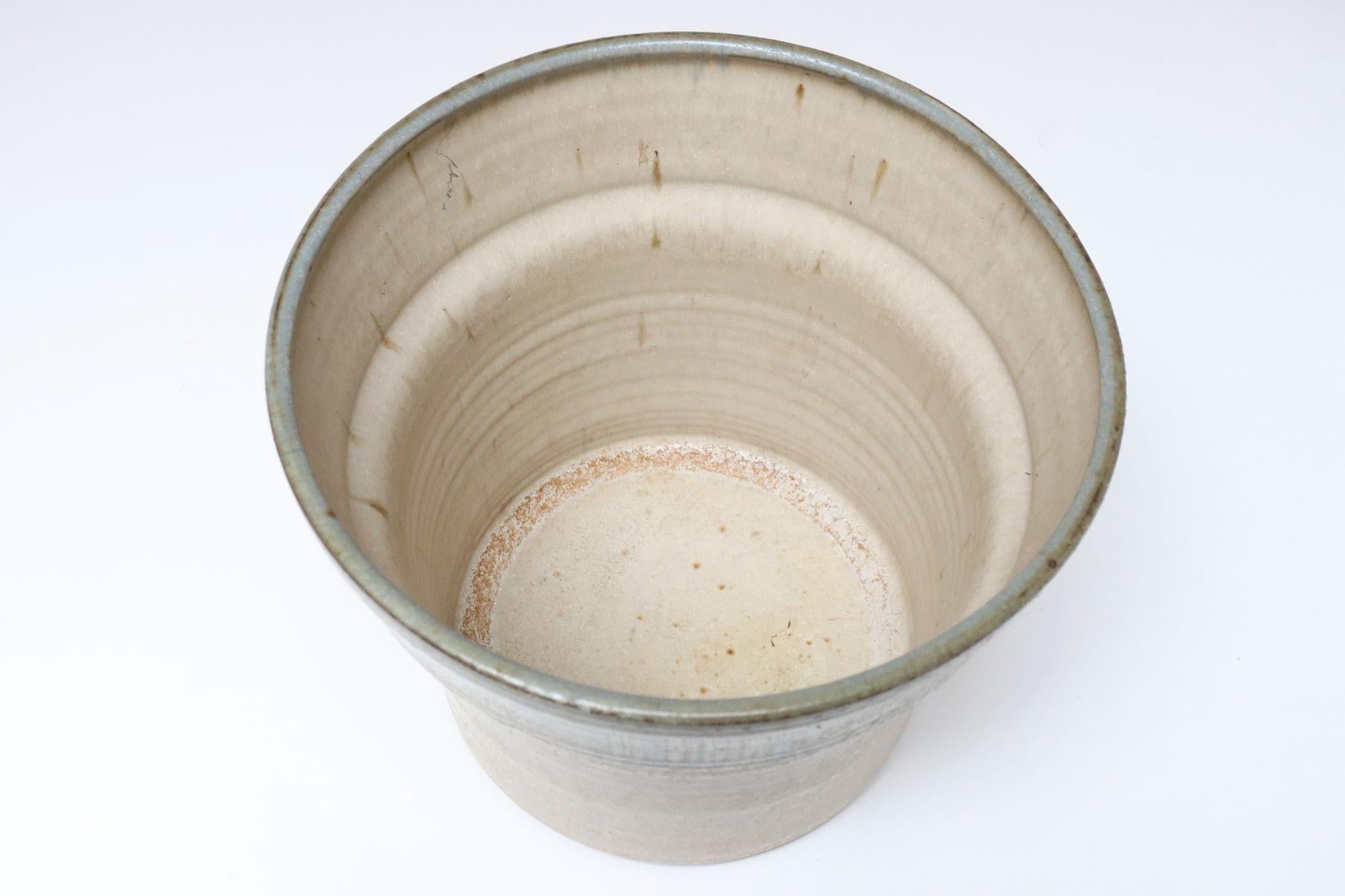 Vintage Beige und Light Blue Studio Pottery Pflanzgefäß Vase von Deanna Nichols (Ende des 20. Jahrhunderts) im Angebot